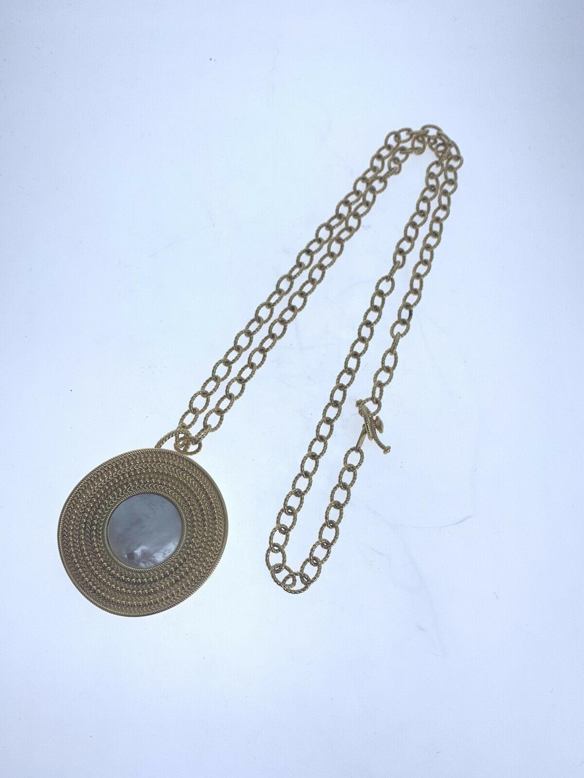 Carrera 18 Karat Gold and Mother of Pearl Ruedo Maxi Pendant Necklace 123.8g In Good Condition In Beverly Hills, CA