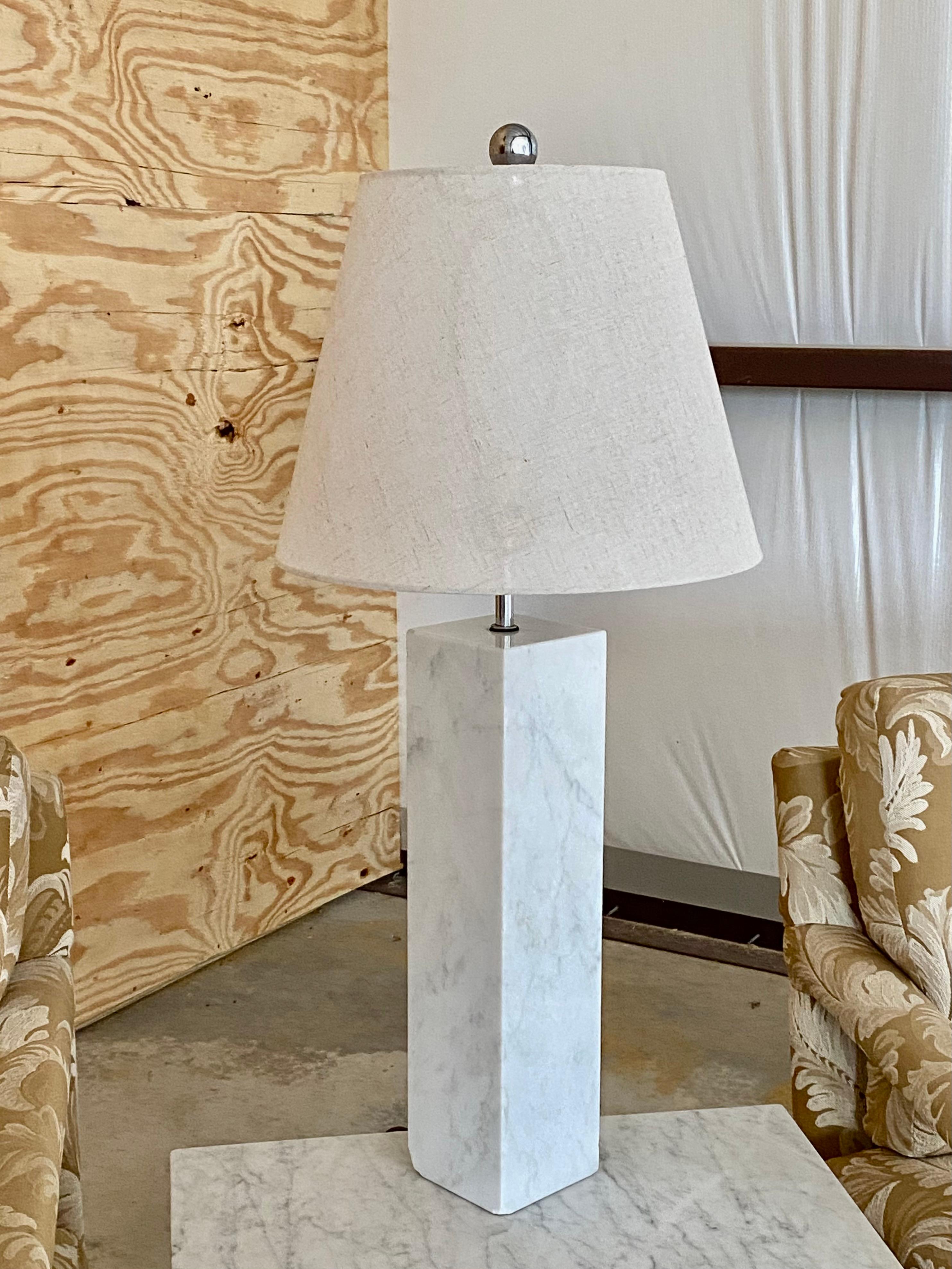 Carrera Carrara-Lampe aus weißem Marmor Attr. To Florence Knoll 1960er Jahre im Angebot 3