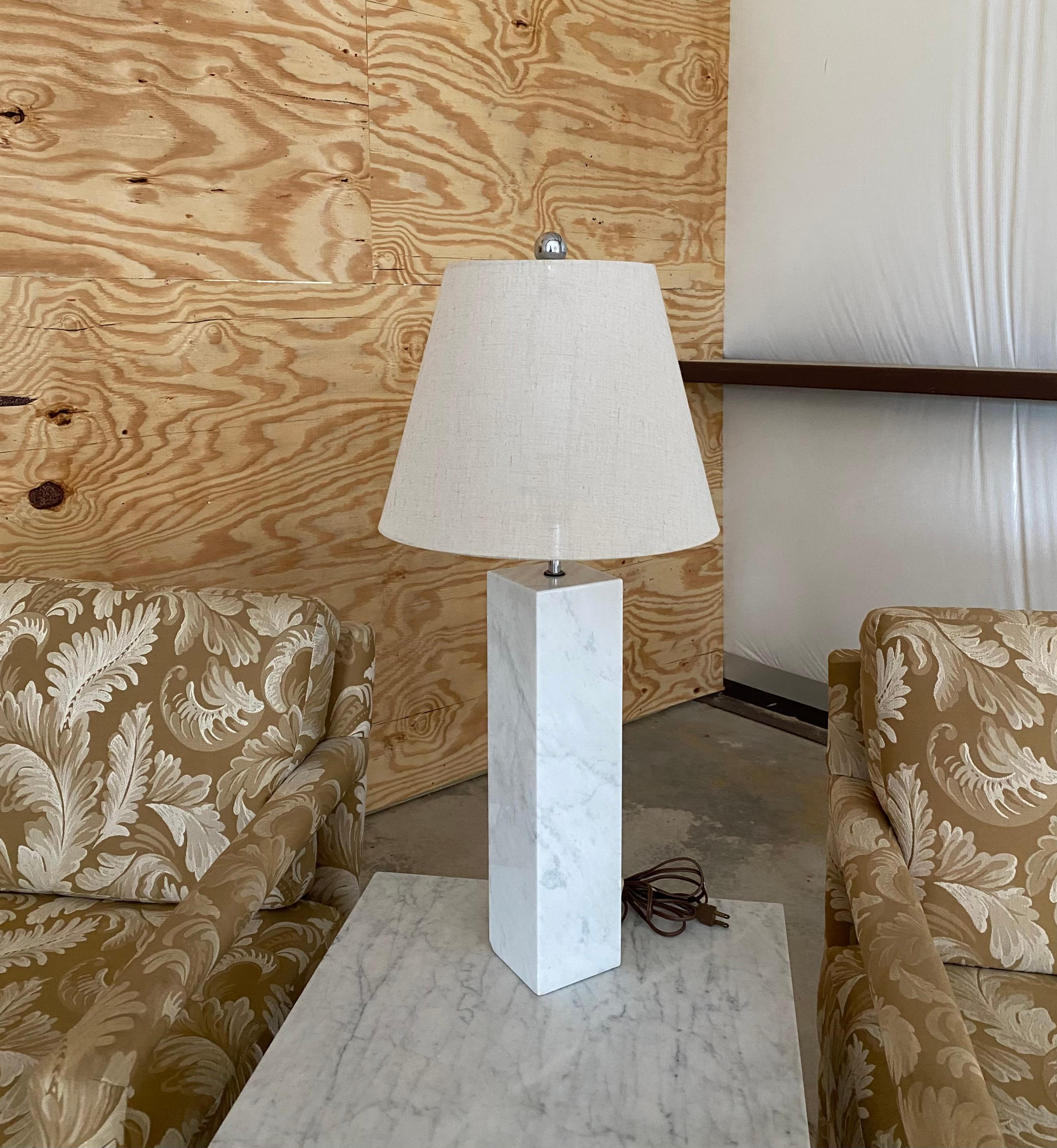 Carrera Carrara-Lampe aus weißem Marmor Attr. To Florence Knoll 1960er Jahre (Moderne der Mitte des Jahrhunderts) im Angebot