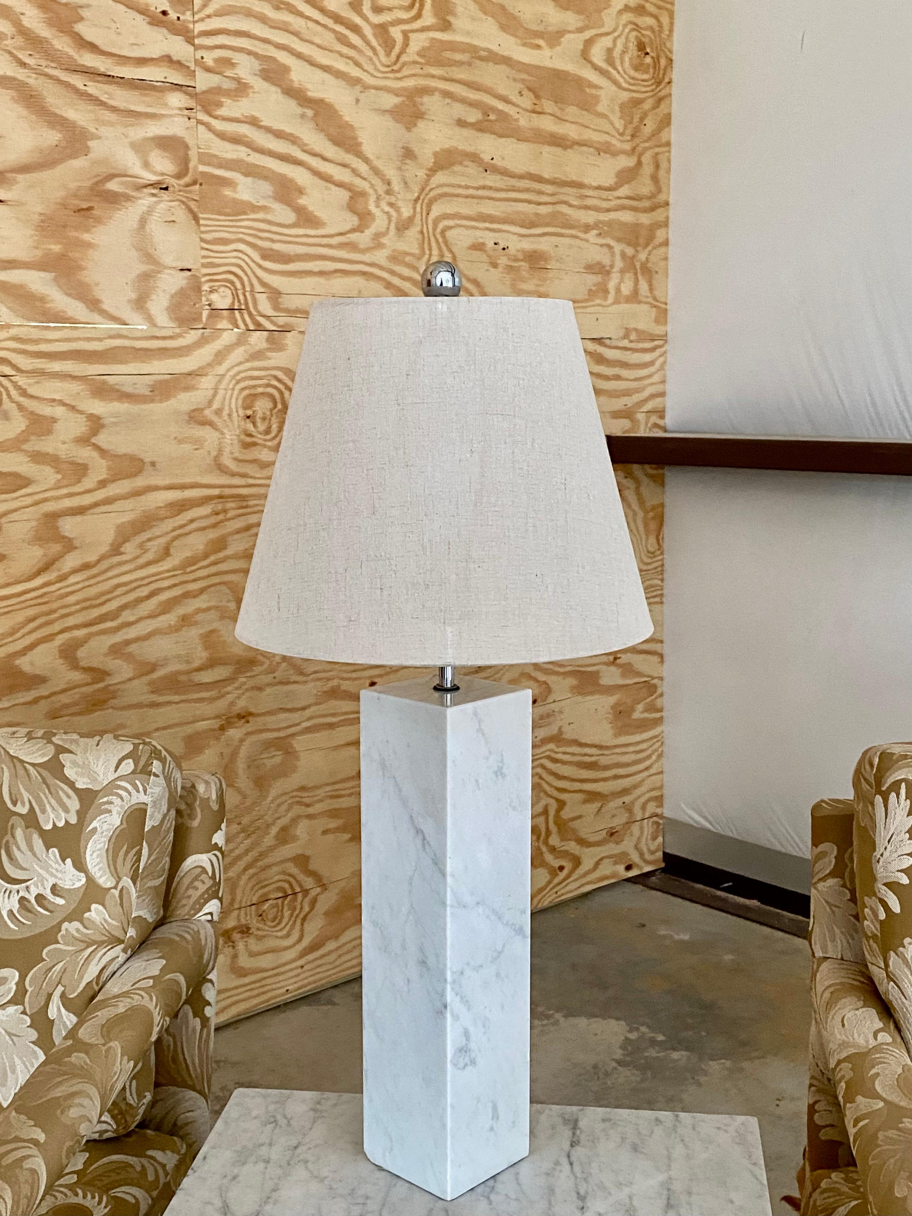 Carrera Carrara-Lampe aus weißem Marmor Attr. To Florence Knoll 1960er Jahre (Geschnitzt) im Angebot