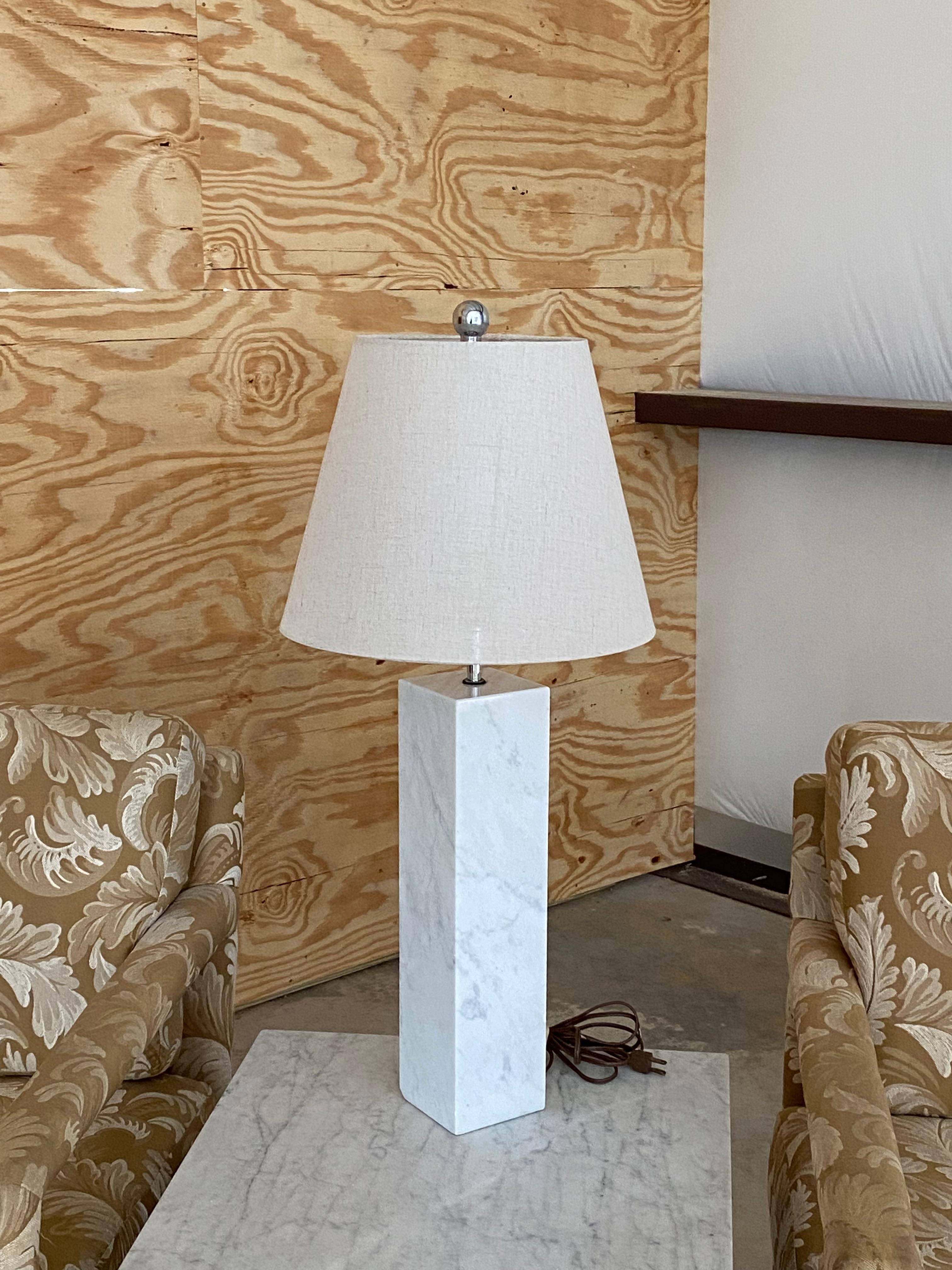 Carrera Carrara-Lampe aus weißem Marmor Attr. To Florence Knoll 1960er Jahre (20. Jahrhundert) im Angebot