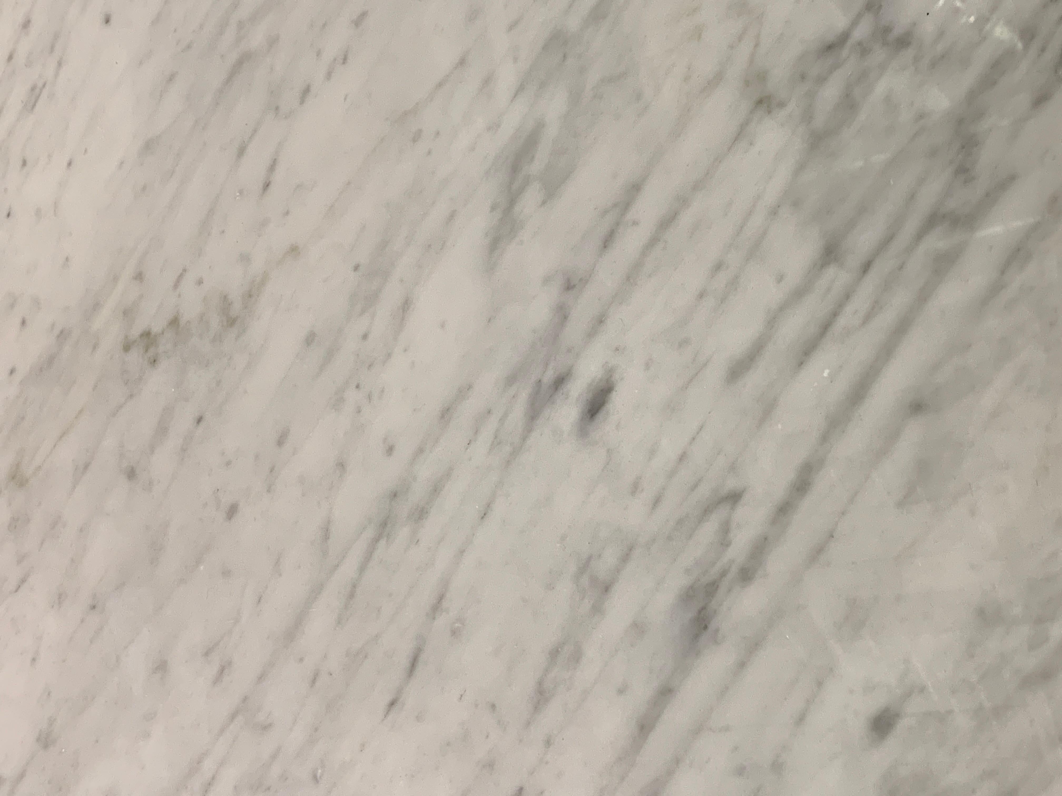 Fer Table basse en marbre de Carrera en vente