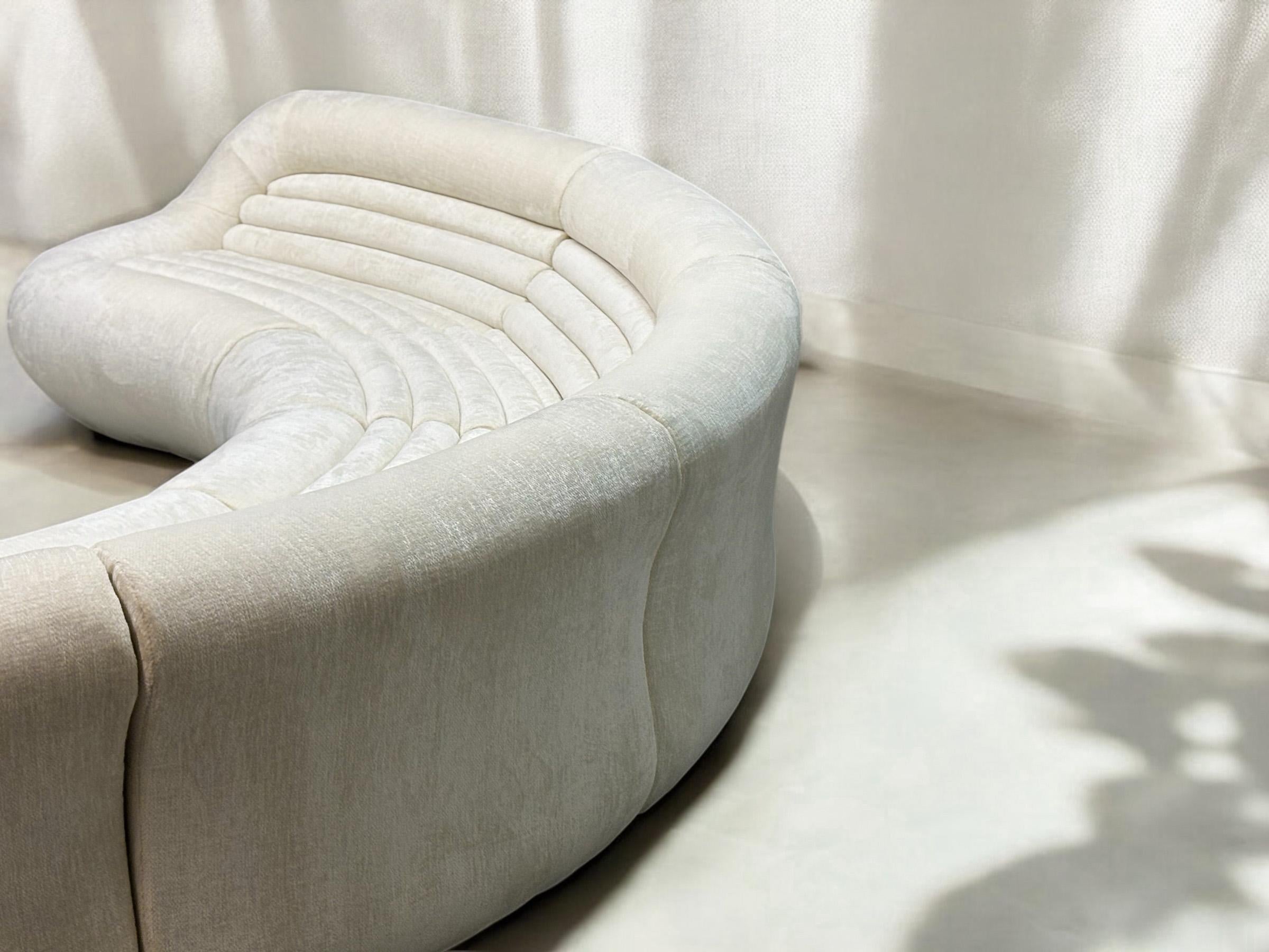 sofá modular ''Carrera'' diseñado por De Pas, Lomazzi y D'Urbino y producido por BBB Bonacina en Italia entre los años 60 y 70. Se caracteriza por sus formas suaves y regulares con una estructura de espuma de poliuretano totalmente acolchada. El