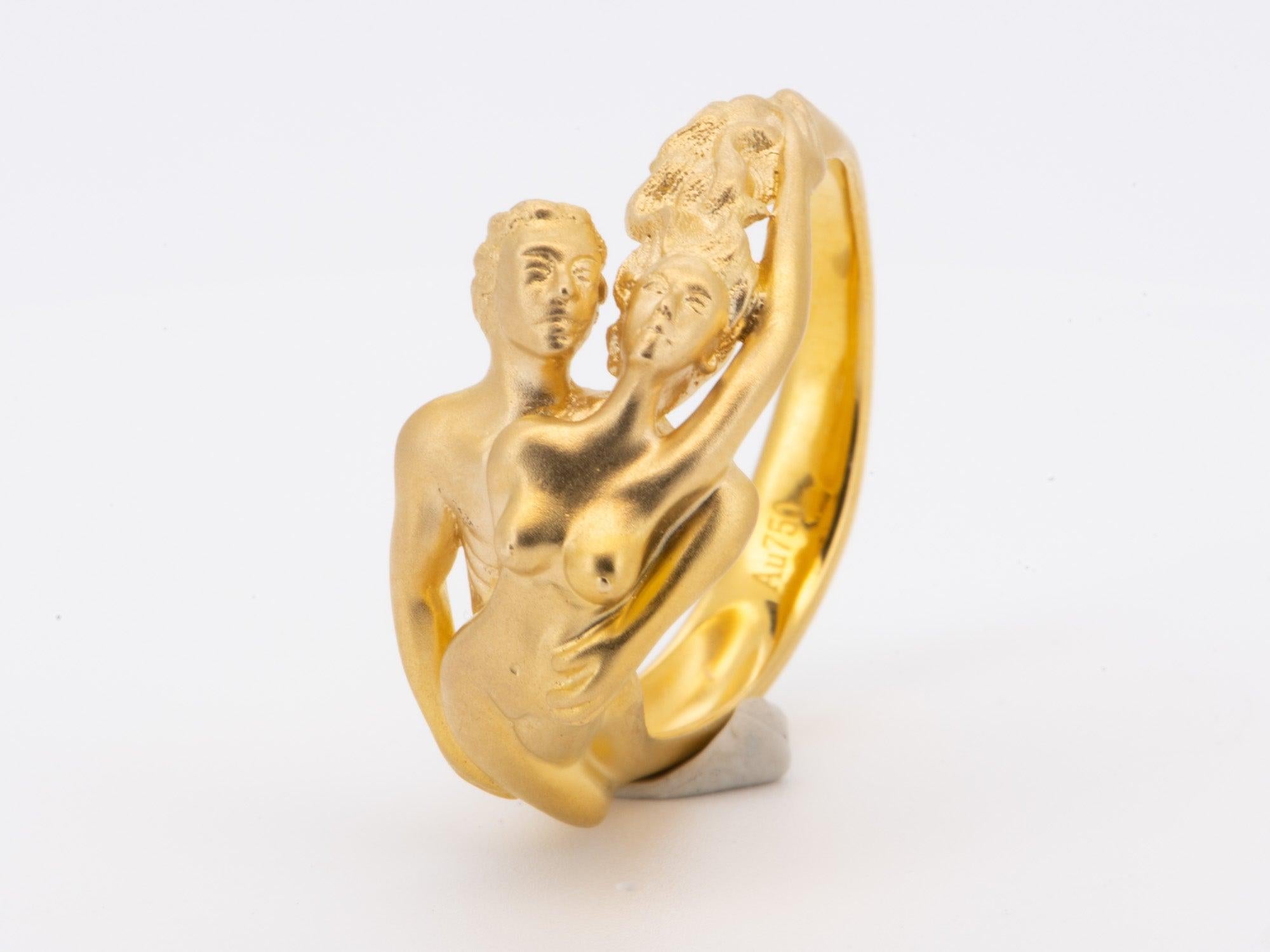 ♥ Carrera Style 18K Gold Ring Sculpted Man and Woman Intertwined 7.51g r6738
♥ The item measures 10.02mm in length (North South direction), 20.7mm in width (East West direction), and stands 4.3mm tall from the finger.

♥ US size 6 (Free resizing up