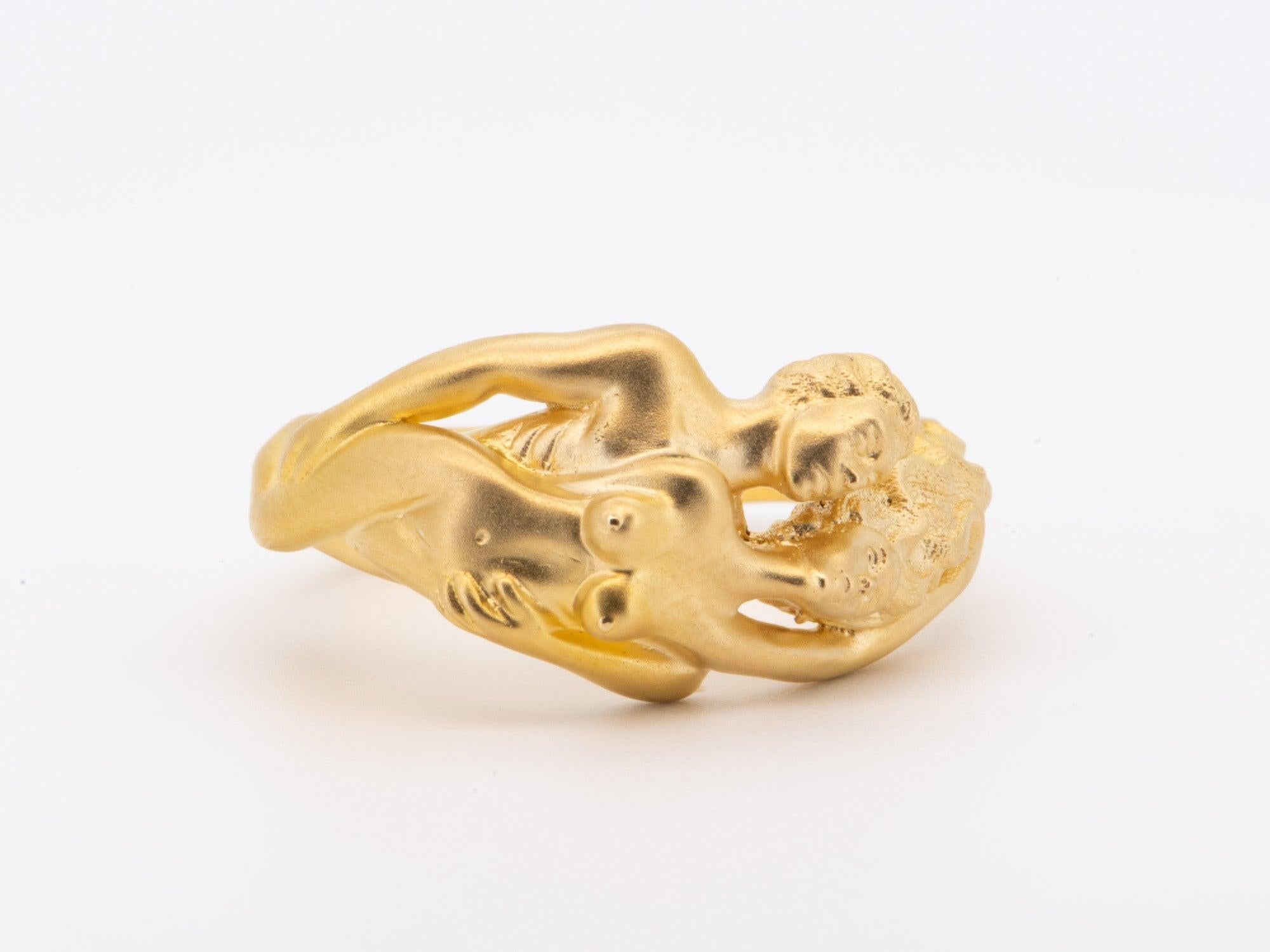 Carrera Style 18K Gold Ring Sculpted Man and Woman Intertwined 7.51g R6738 In Good Condition For Sale In Osprey, FL