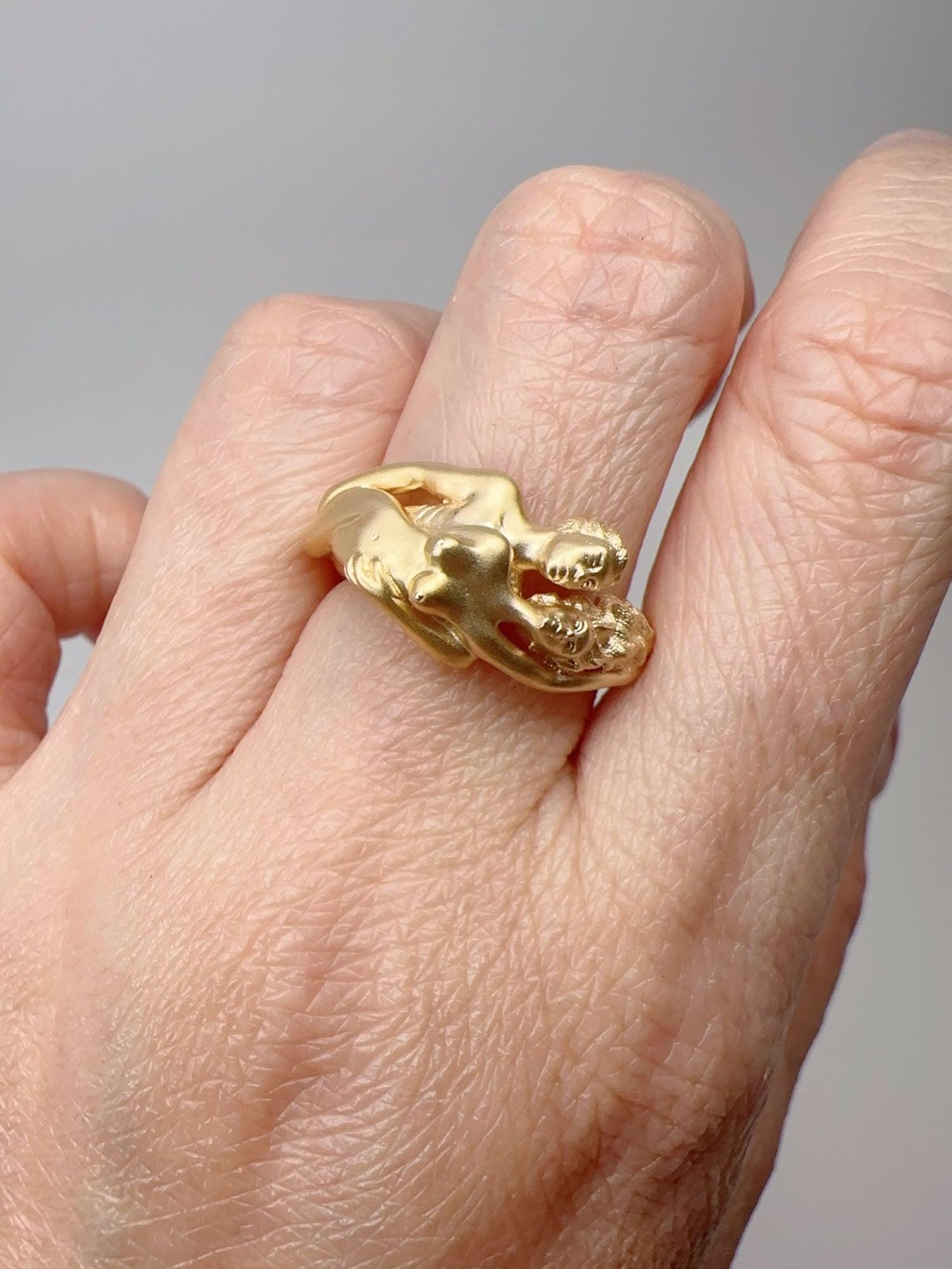 Carrera Style 18K Gold Ring Sculpted Man and Woman Intertwined 7.51g R6738 For Sale 2