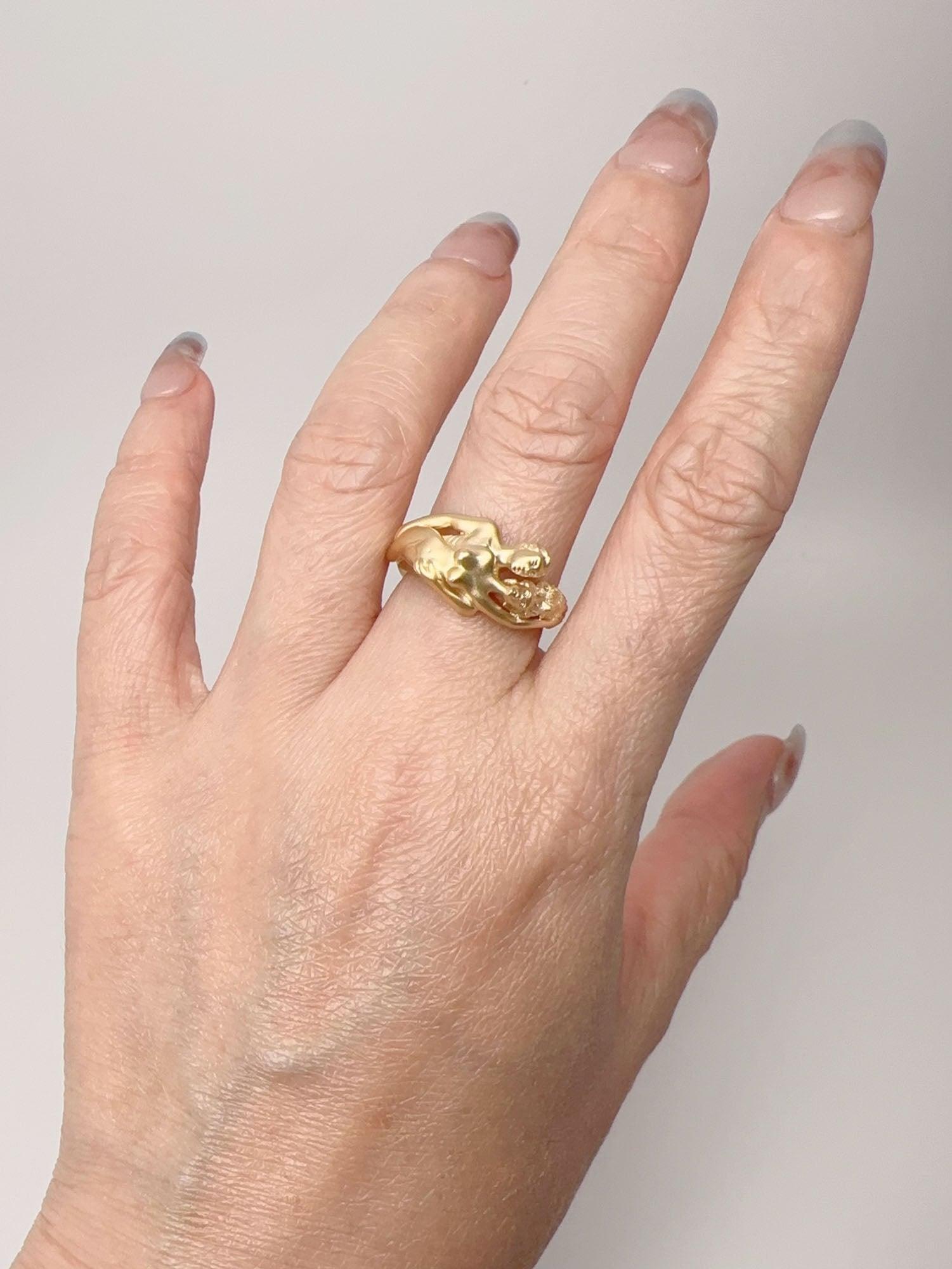Carrera Style 18K Gold Ring Sculpted Man and Woman Intertwined 7.51g R6738 For Sale 3