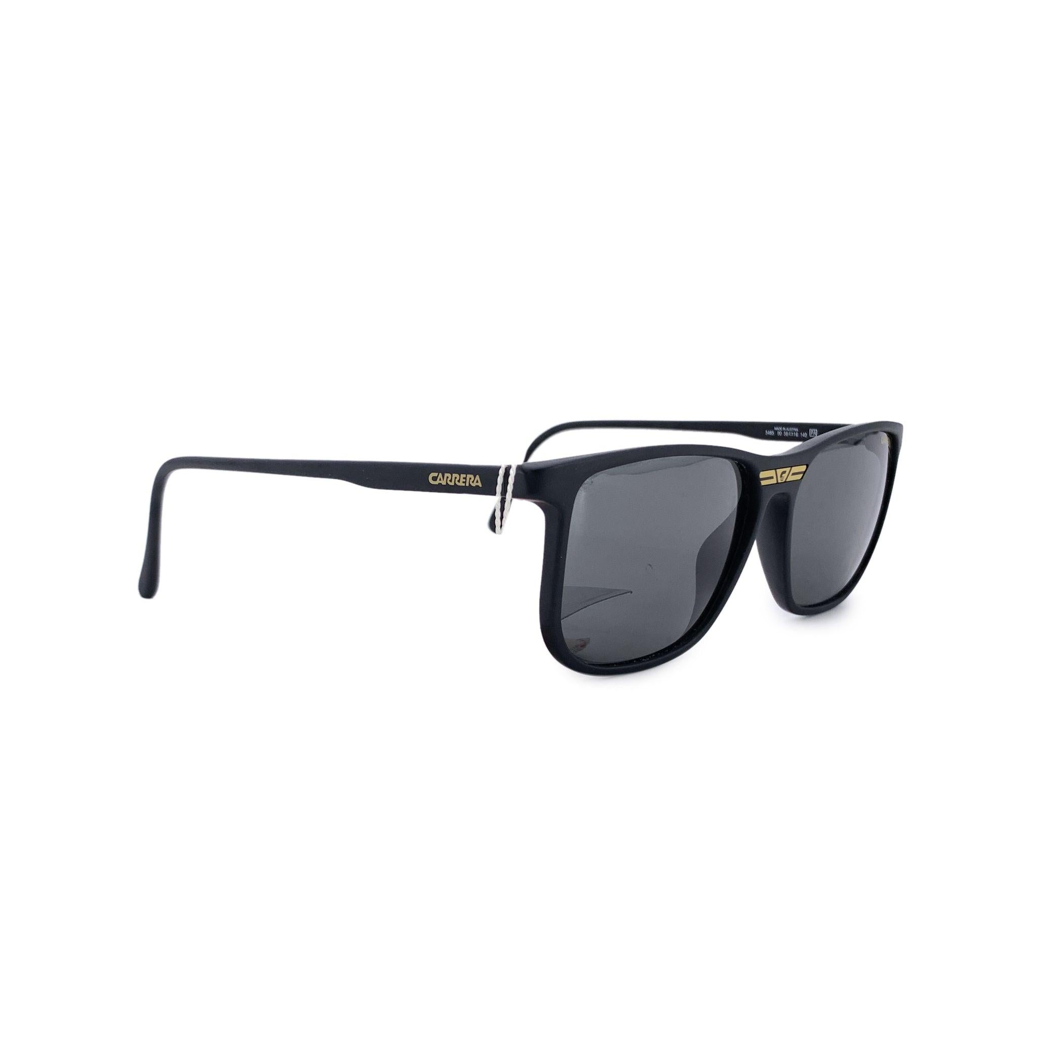 Eleganza senza tempo: Occhiali da sole Carrera Vintage 5465 Una masterclass in artigianato e stile, questi occhiali da sole Carrera Vintage 5465 col. 90 ULTRAPOL ti portano direttamente al 1993, dove il design classico incontrava materiali