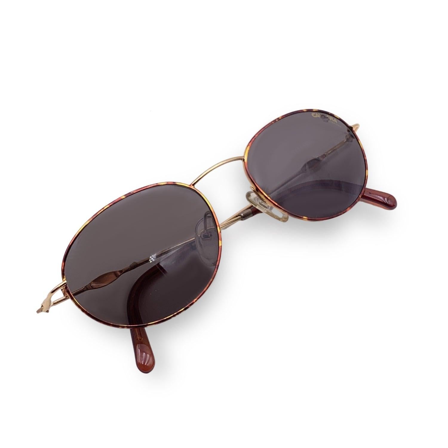 Vintage Carrera Brown Metal sunglasses. Model: 5522 41. Size: 53/19 140mm. Brown tortoise metal frame and with brown acetate on the finish. 100% Total UVA/UVB protection. Gradient Grey lenses. Carrera branding to the bridge. Details MATERIAL: Metal