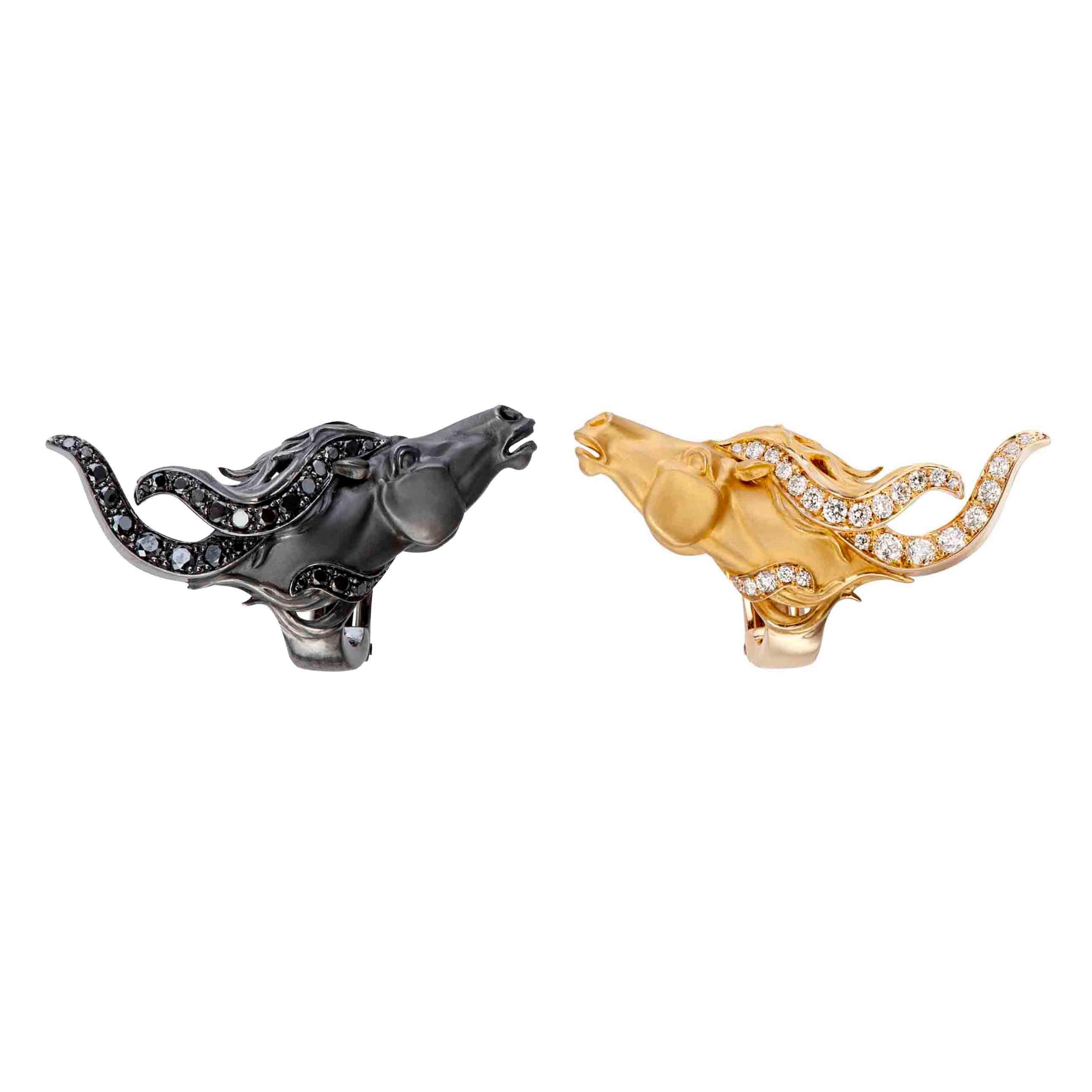 Signées par Carrera y Carrera, réalisées en métaux contrastés, en or jaune et en rhodium noir, ces têtes de cheval présentent une chevelure fluide rehaussée de diamants. Boucles d'oreilles Wild Spirit, avec un diamant total de 0,65 carat en or blanc