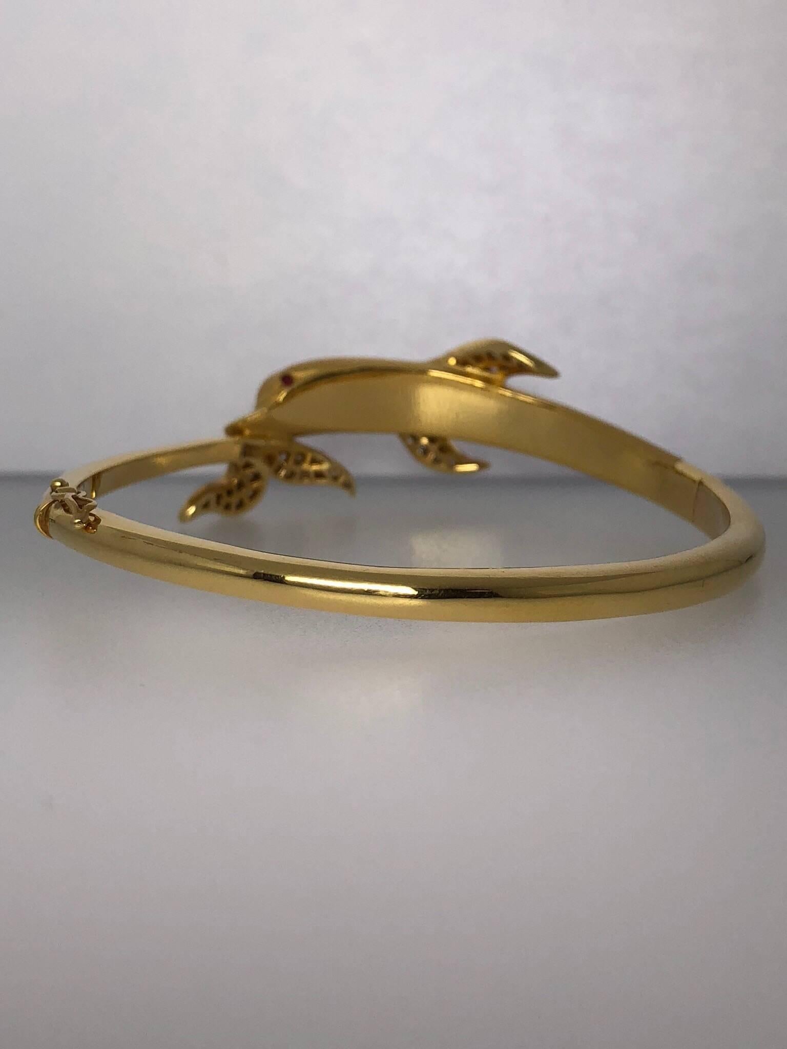Carrera y Carrera 18 Karat Gold and Diamond Dolphin Bangle In New Condition For Sale In New York, NY