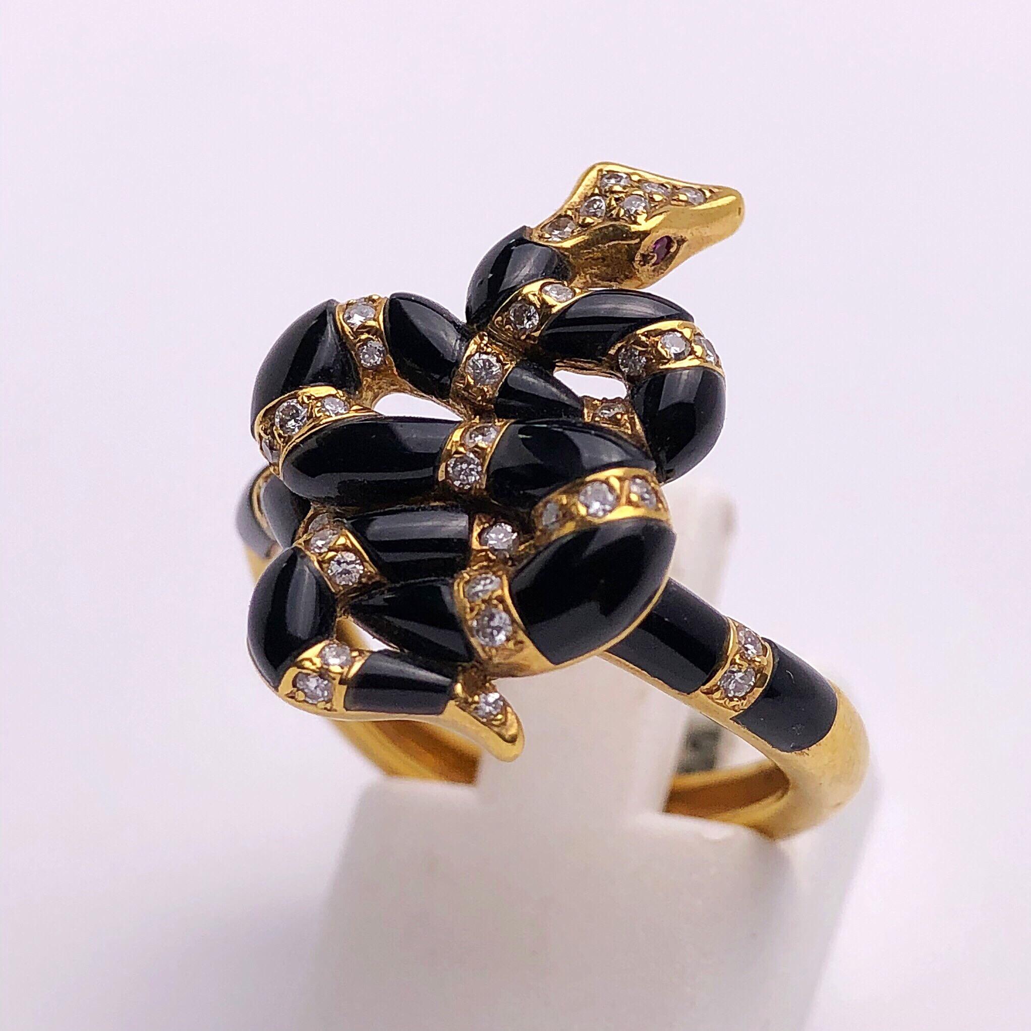 Carrera Y Carrera hat seinen berühmten Namen mit figurativen Designs, einer Besessenheit für Oberflächen und einer überzeugenden Art, die Schönheit in Kunst und Natur zu sehen, begründet. Dieser Ring aus 18 Karat Gelbgold ist ein perfektes Beispiel