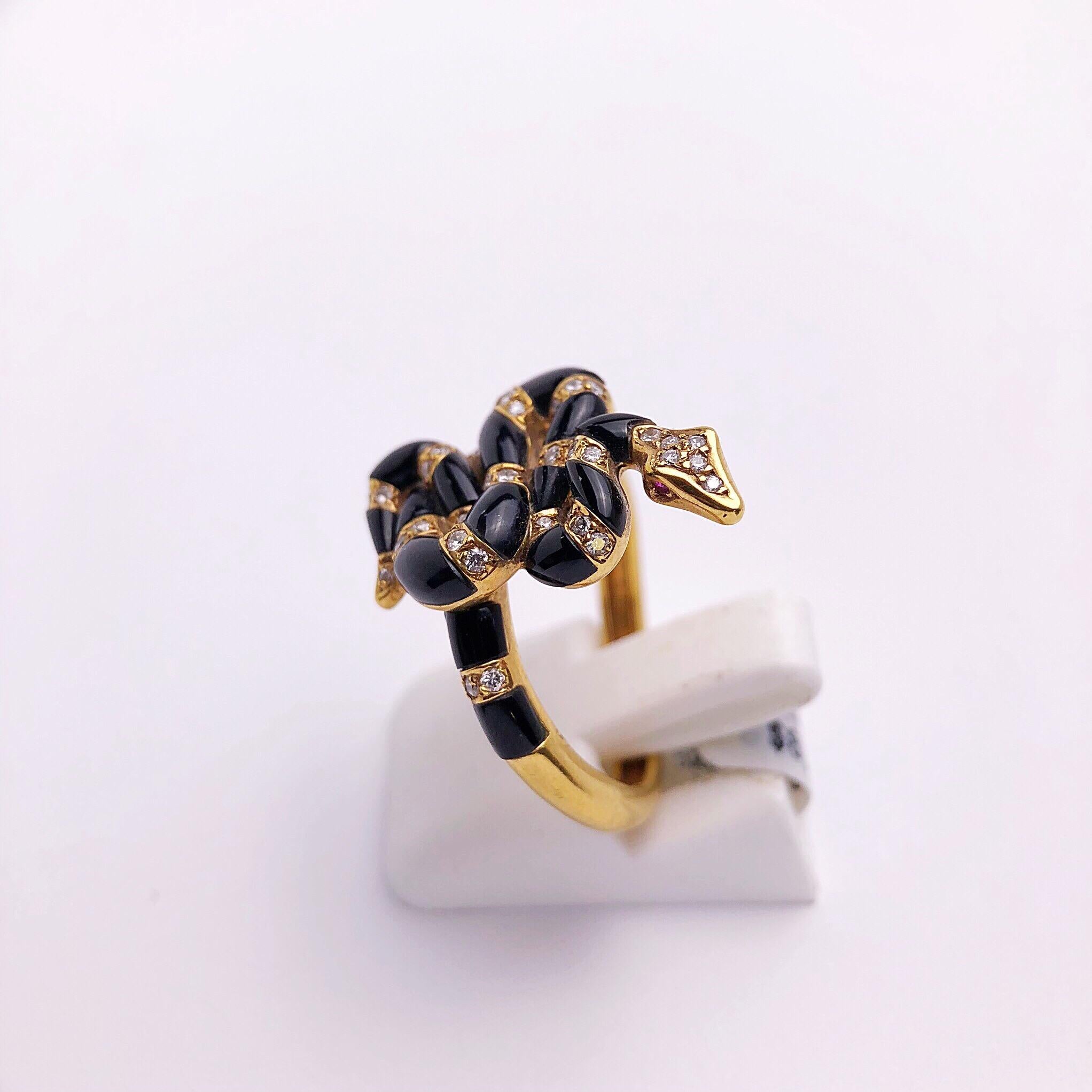 Carrera y Carrera 18 Karat Yellow Gold and Onyx Serpent Ring In New Condition For Sale In New York, NY