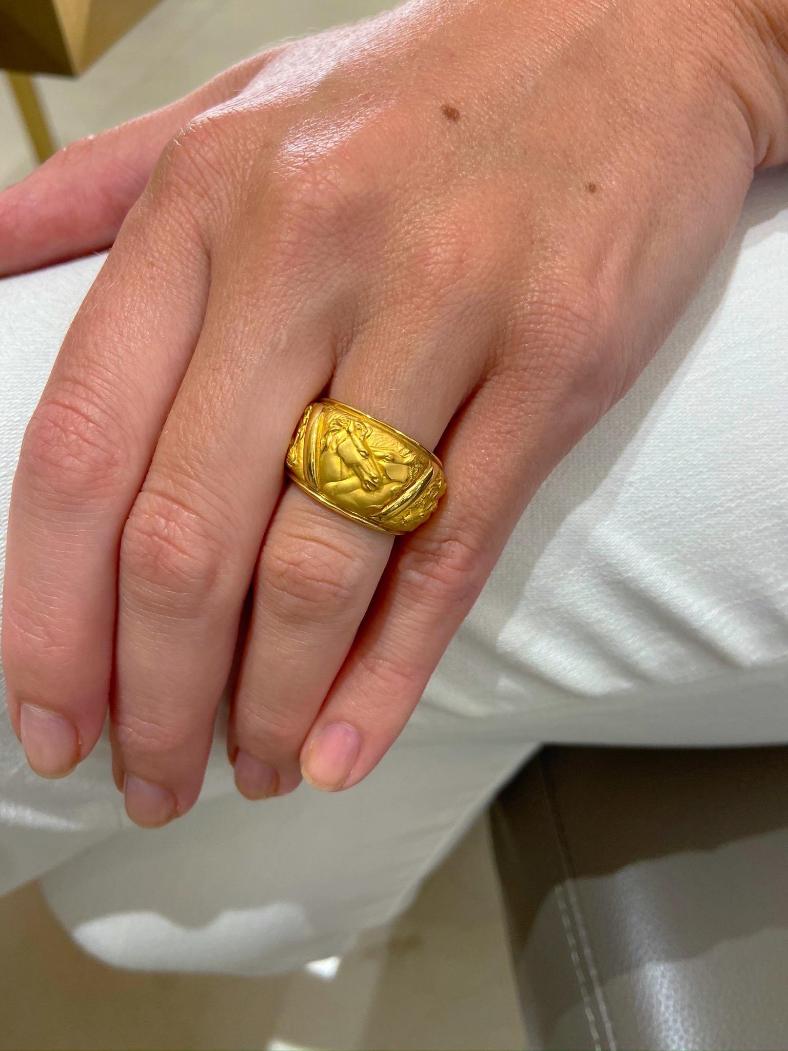 Carrera Y Carrera has built its its famous name on figurative designs, an obsession with surface finishes, and a compelling way of seeing beauty in art and nature.
This 18 karat yellow gold ring from the Mosaico collection is the perfect example of