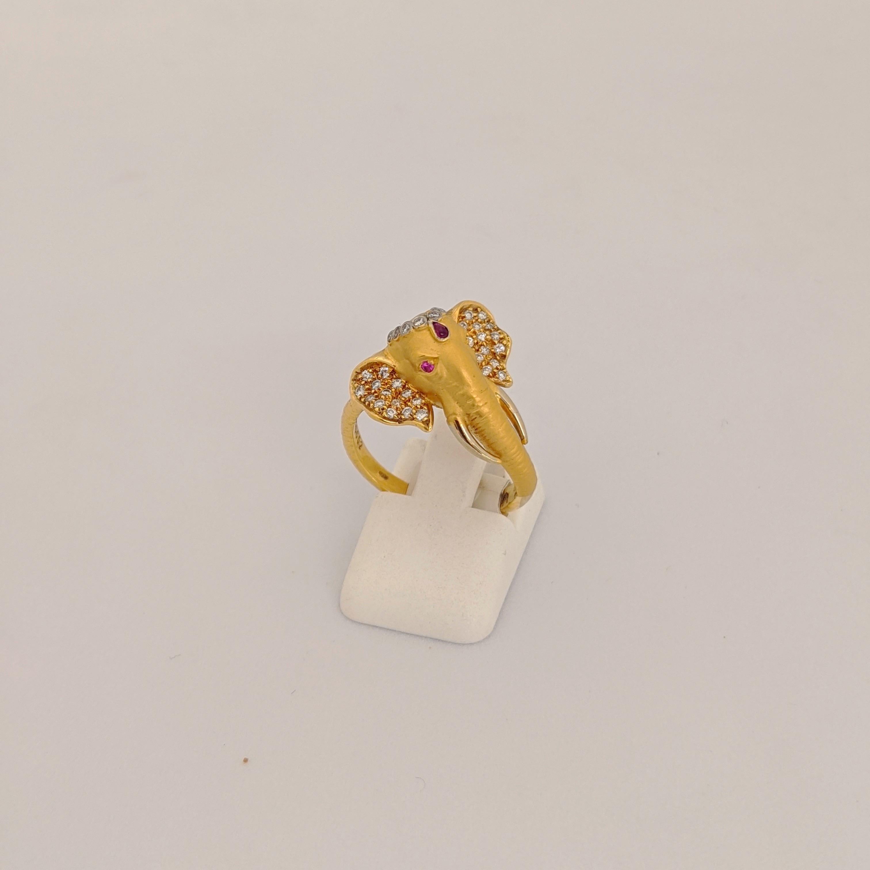 Carrera Y Carrera has built its famous name on figurative designs, an obsession with surface finishes, and a compelling way of seeing beauty in art and nature. This 18 karat yellow gold ring is a perfect example of Carrera's iconic designs. The ring