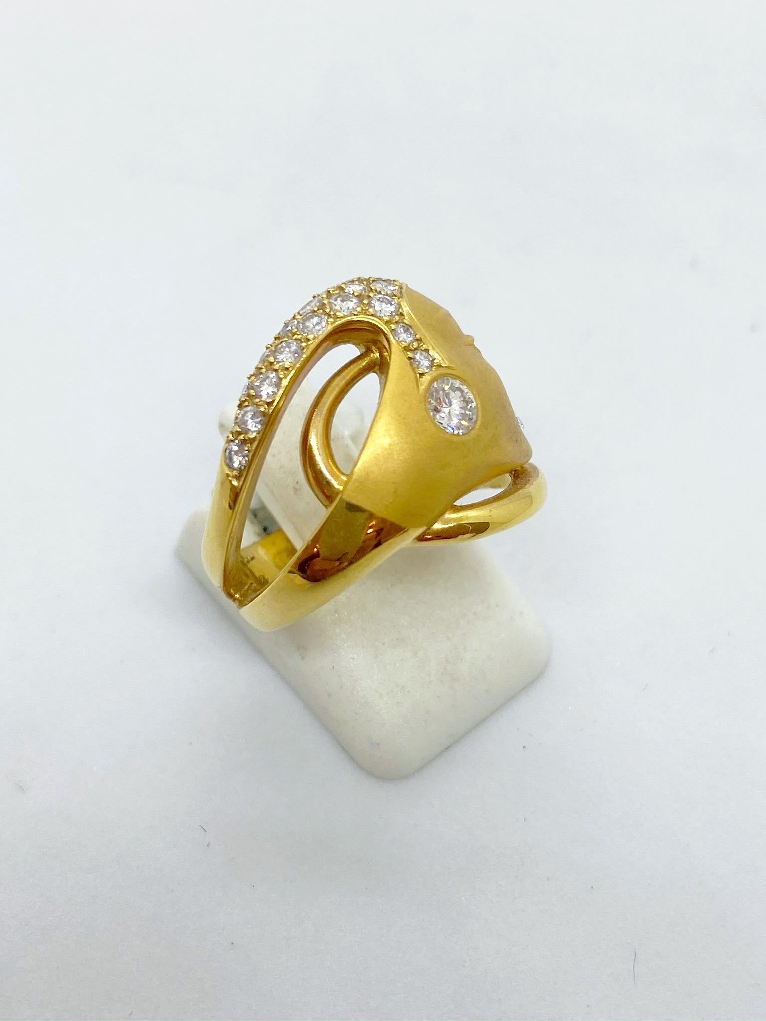 Carrera Y Carrera has built its famous name on figurative designs, an obsession with surface finishes, and a compelling way of seeing beauty in art and nature. This 18 karat yellow gold ring is a perfect example of Carrera's iconic designs. This