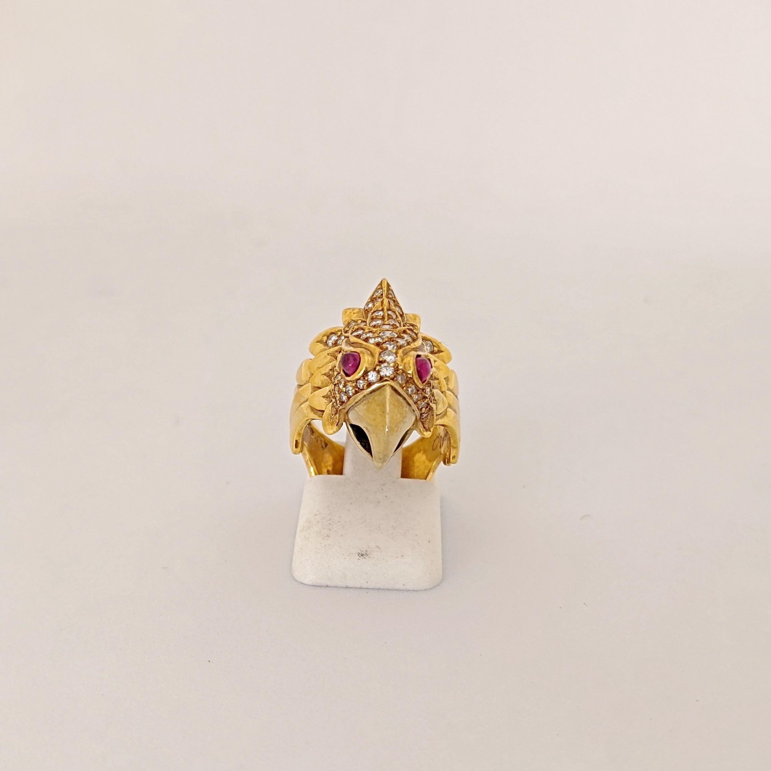 Carrera Y Carrera 18 Karat Yellow Gold and Diamonds Eagle Head Ring In New Condition For Sale In New York, NY