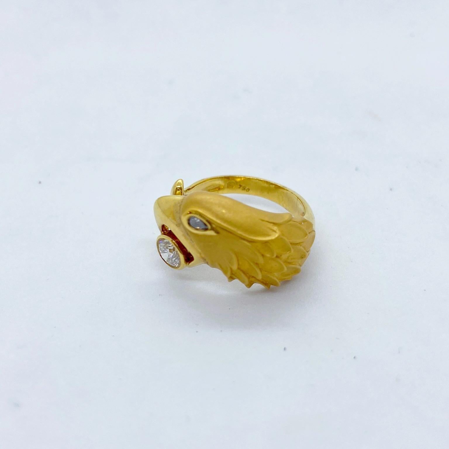 Carrera Y Carrera a bâti sa renommée sur des dessins figuratifs, une obsession pour les finitions de surface et une manière irrésistible de voir la beauté dans l'art et la nature. Cette bague en or jaune 18 carats est un parfait exemple des designs