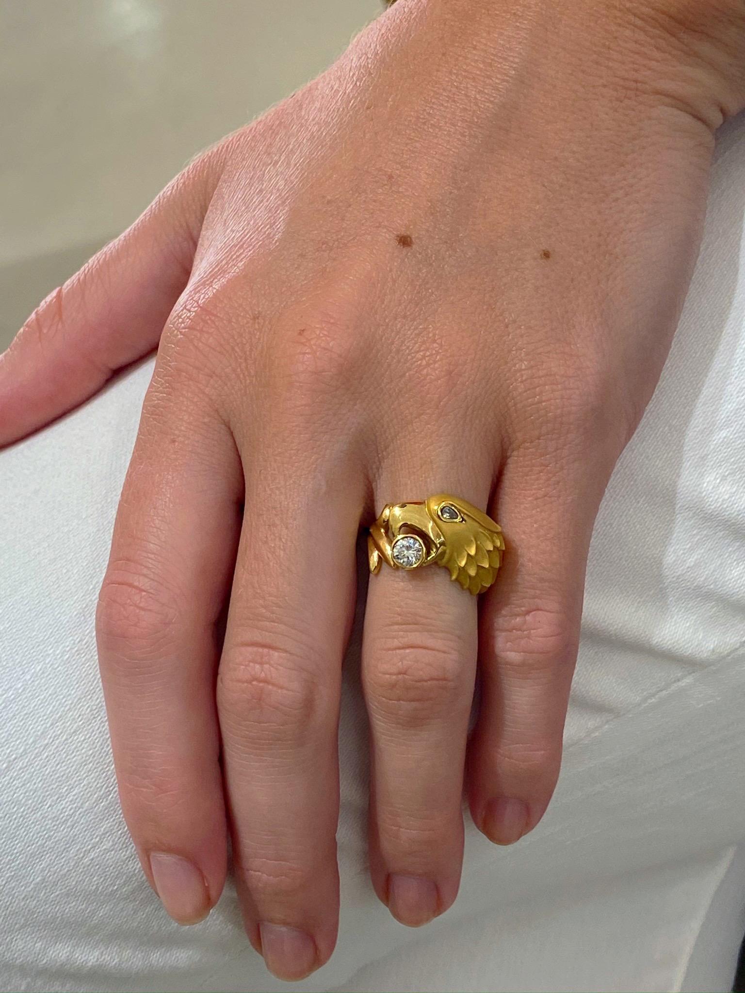 Artisan Carrera Y Carrera Bague aigle en or jaune 18 carats avec diamants de 0,35 carat en vente