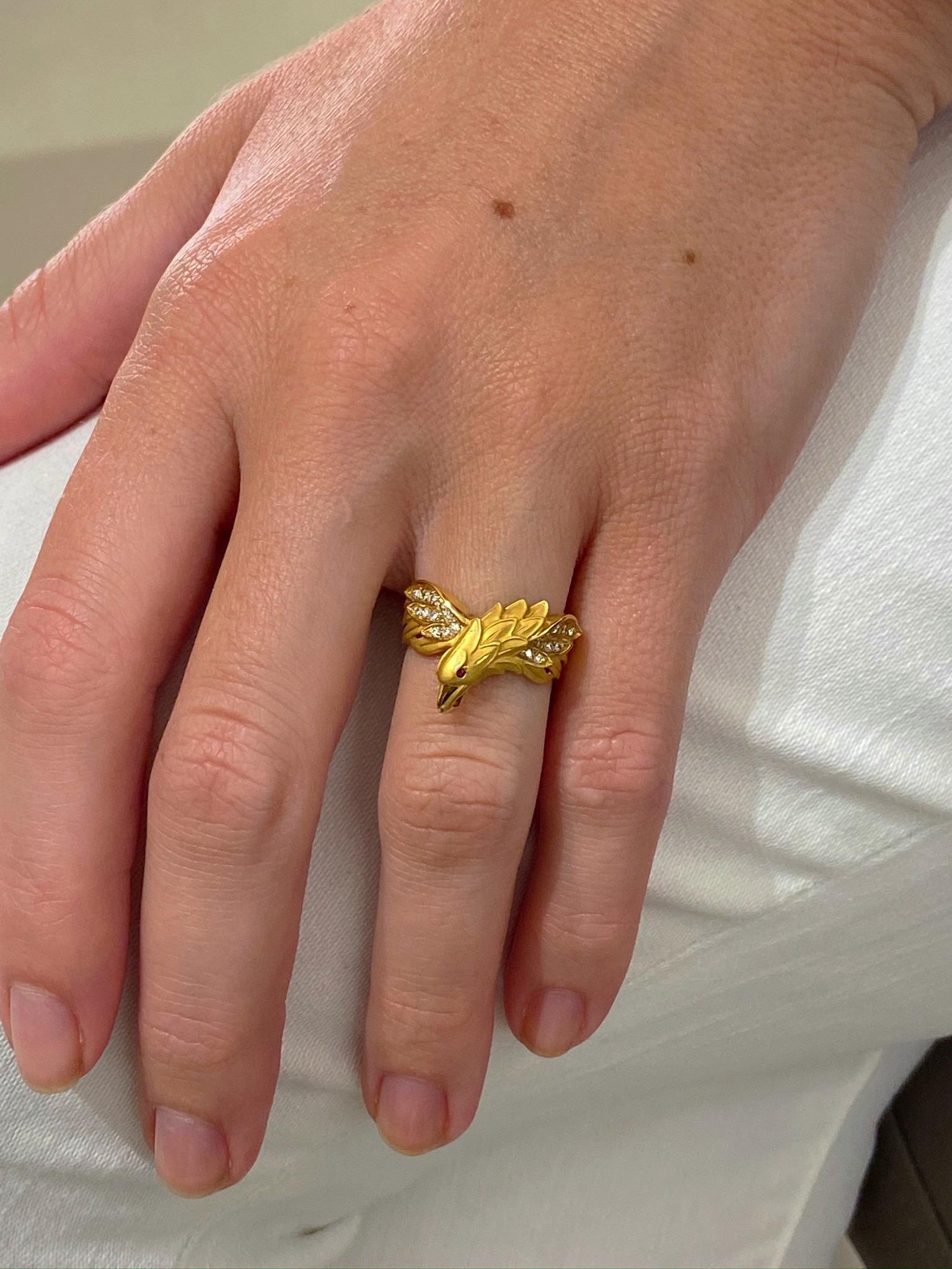 Round Cut Carrera y Carrera 18 Karat Yellow Gold Eagle Ring with Diamonds For Sale