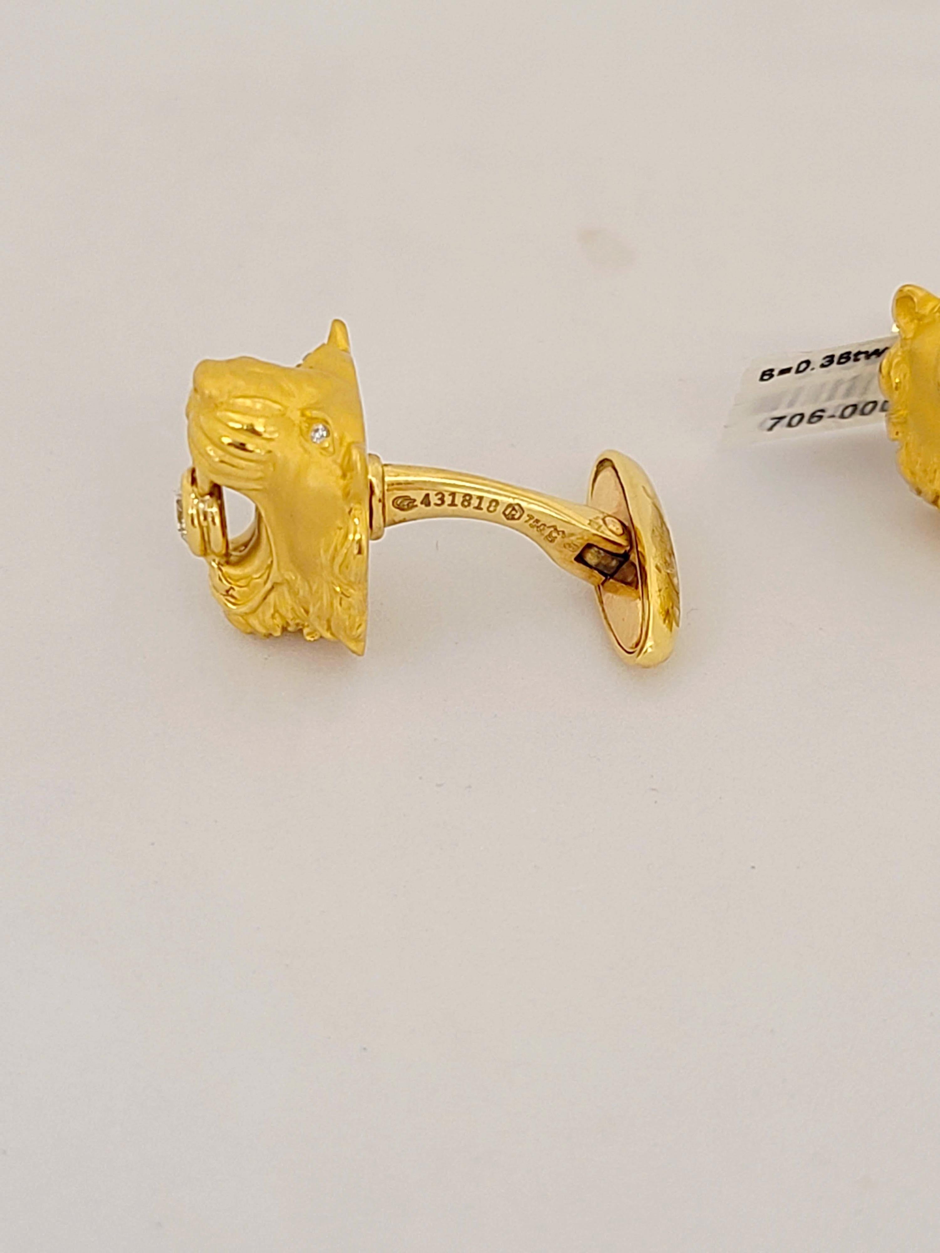 Carrera Y Carrera has built its famous name on figurative designs, an obsession with surface finishes, and a compelling way of seeing beauty in art and nature. These 18 karat yellow gold cufflinks are a perfect example of Carrera's iconic designs.