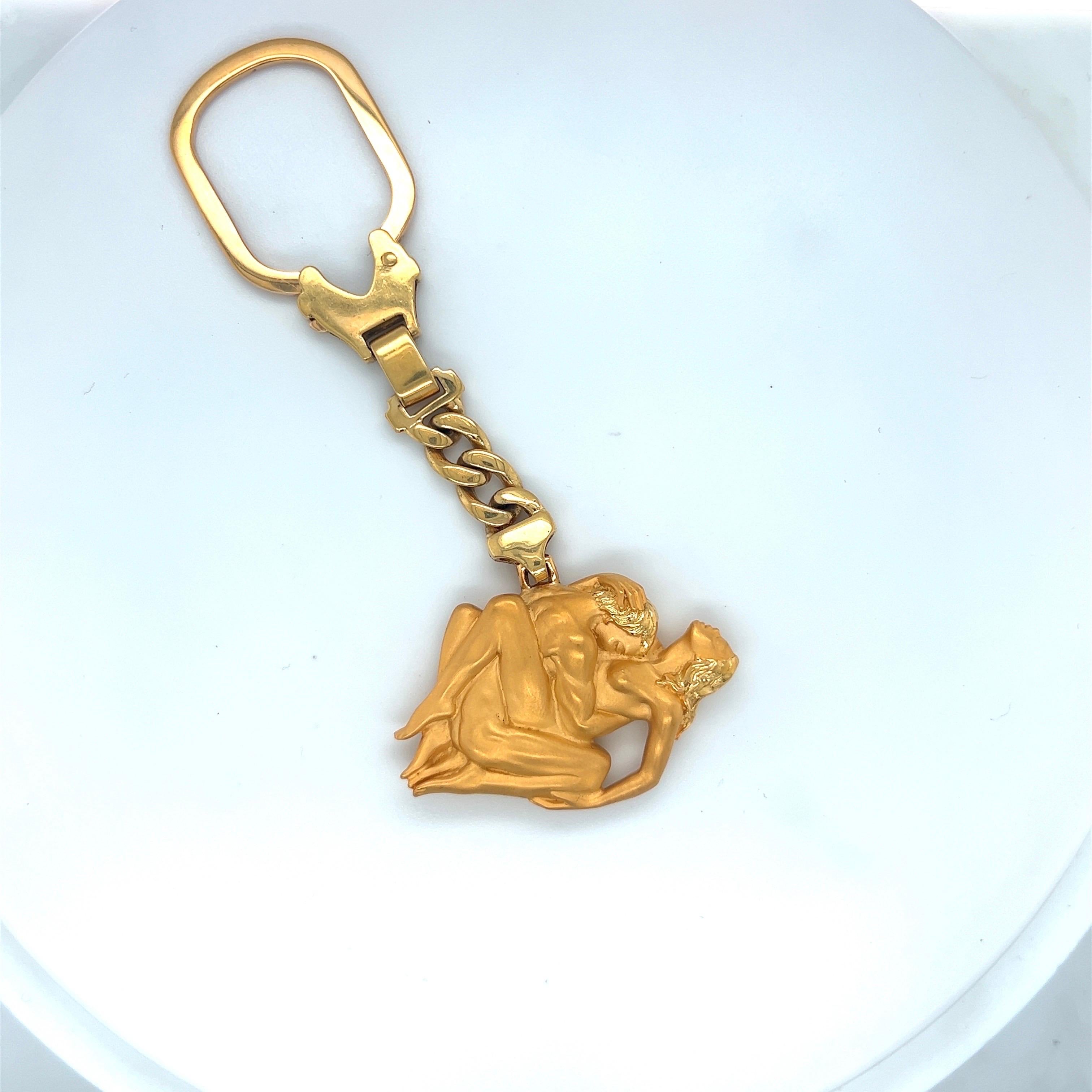 Carrera Y Carrera a bâti sa renommée sur des designs figuratifs, une obsession pour les finitions de surface et une manière convaincante de voir la beauté dans l'art et la nature.
Ce porte-clés en or jaune 18 carats est un parfait exemple des