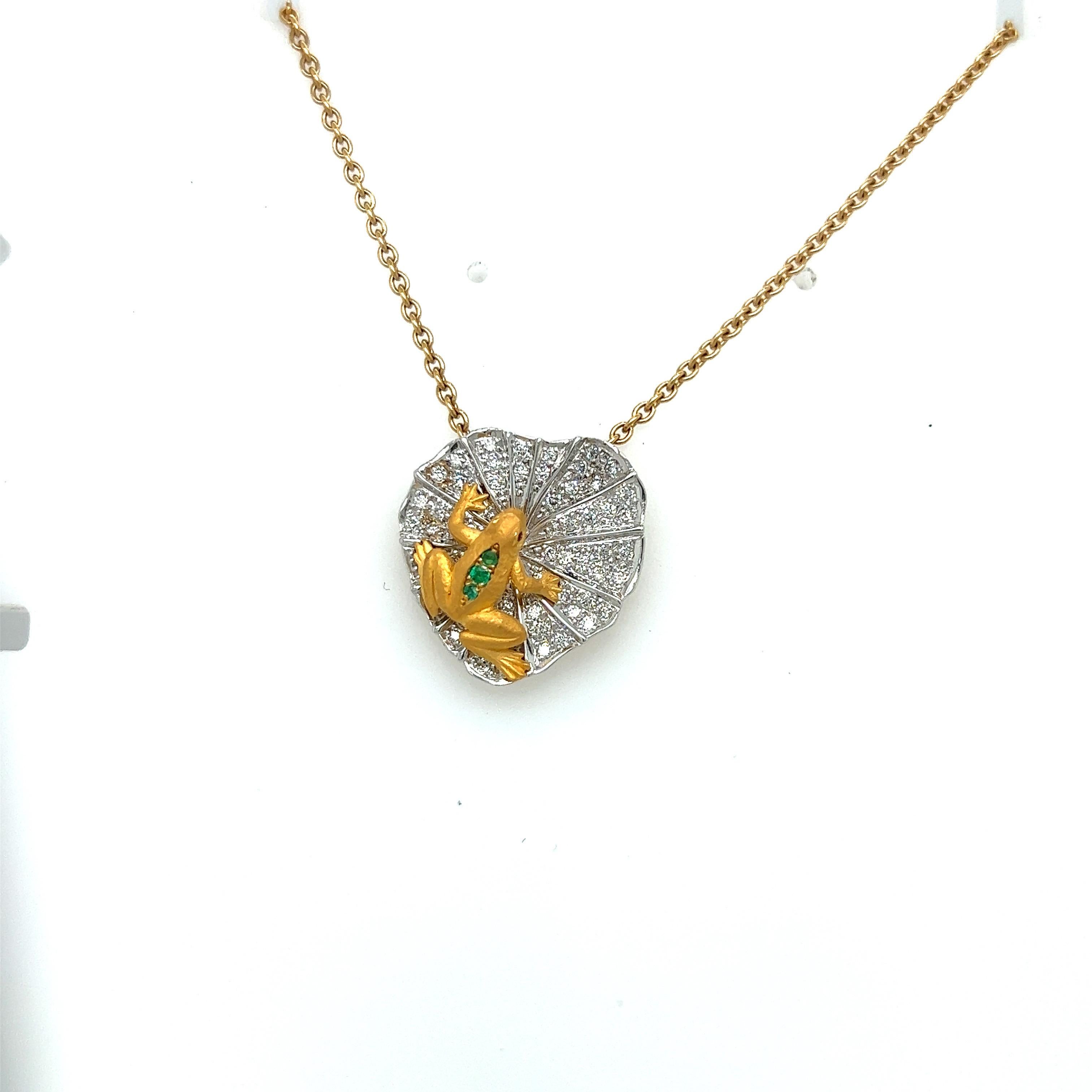 Carrera y Carrera ha costruito il suo famoso nome su am designs figurativi, un'ossessione per le finiture superficiali e un modo irresistibile di vedere la bellezza nell'arte e nella natura.
Questo pendente in oro giallo 18 carati è l'esempio