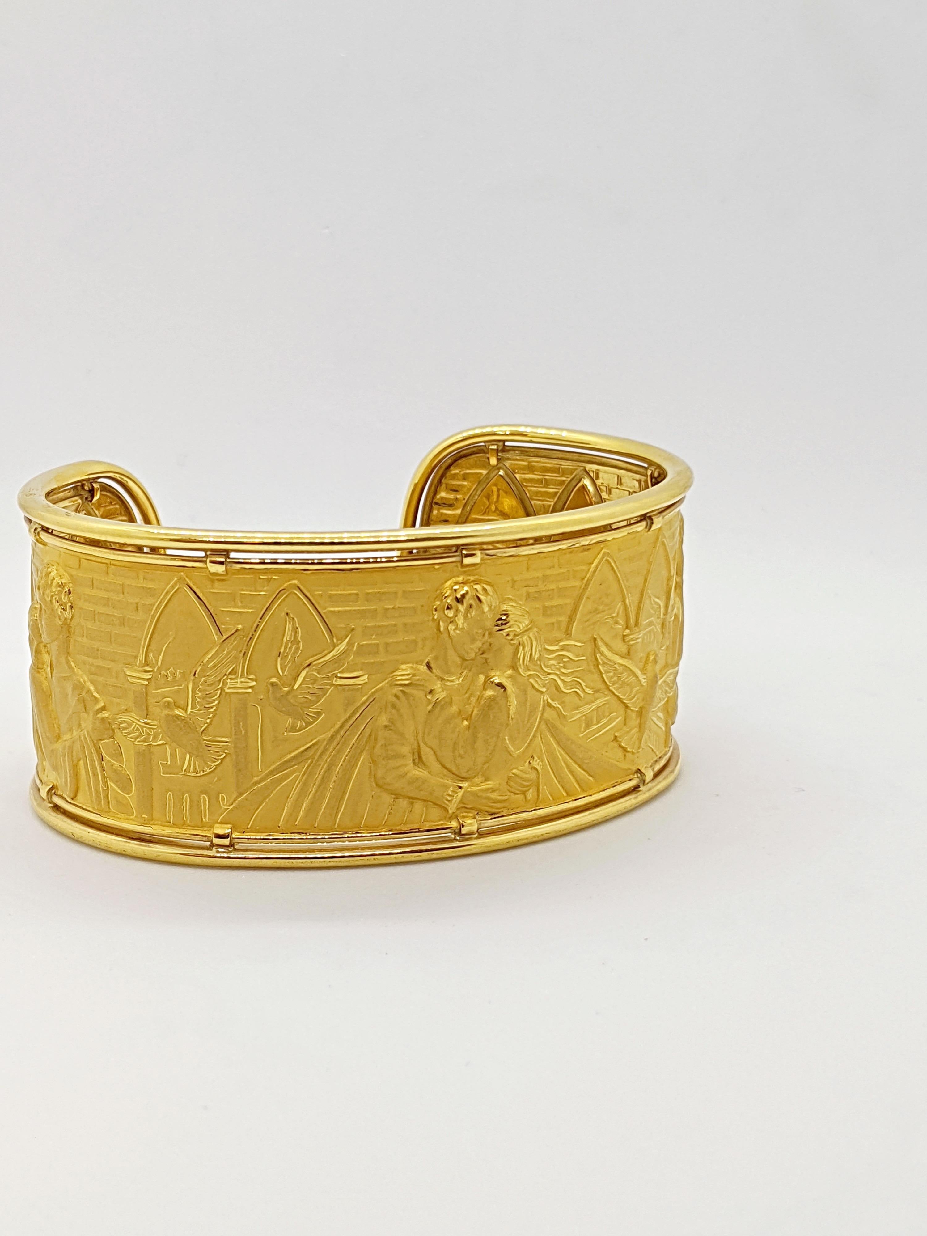 Carrera Y Carrera has built its its famous name on figurative designs, an obsession with surface finishes, and a compelling way of seeing beauty in art and nature.
This 18 karat yellow gold cuff bracelet is the perfect example of Carrera's iconic