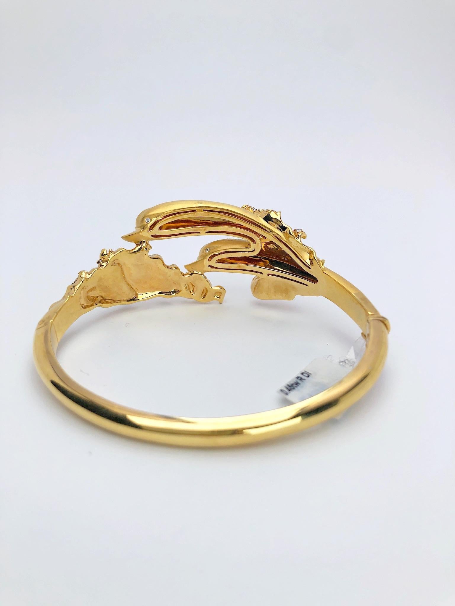 Contemporary Carrera y Carrera 18 Karat Yellow Gold Twin Dolphins Bracelet with Diamonds For Sale