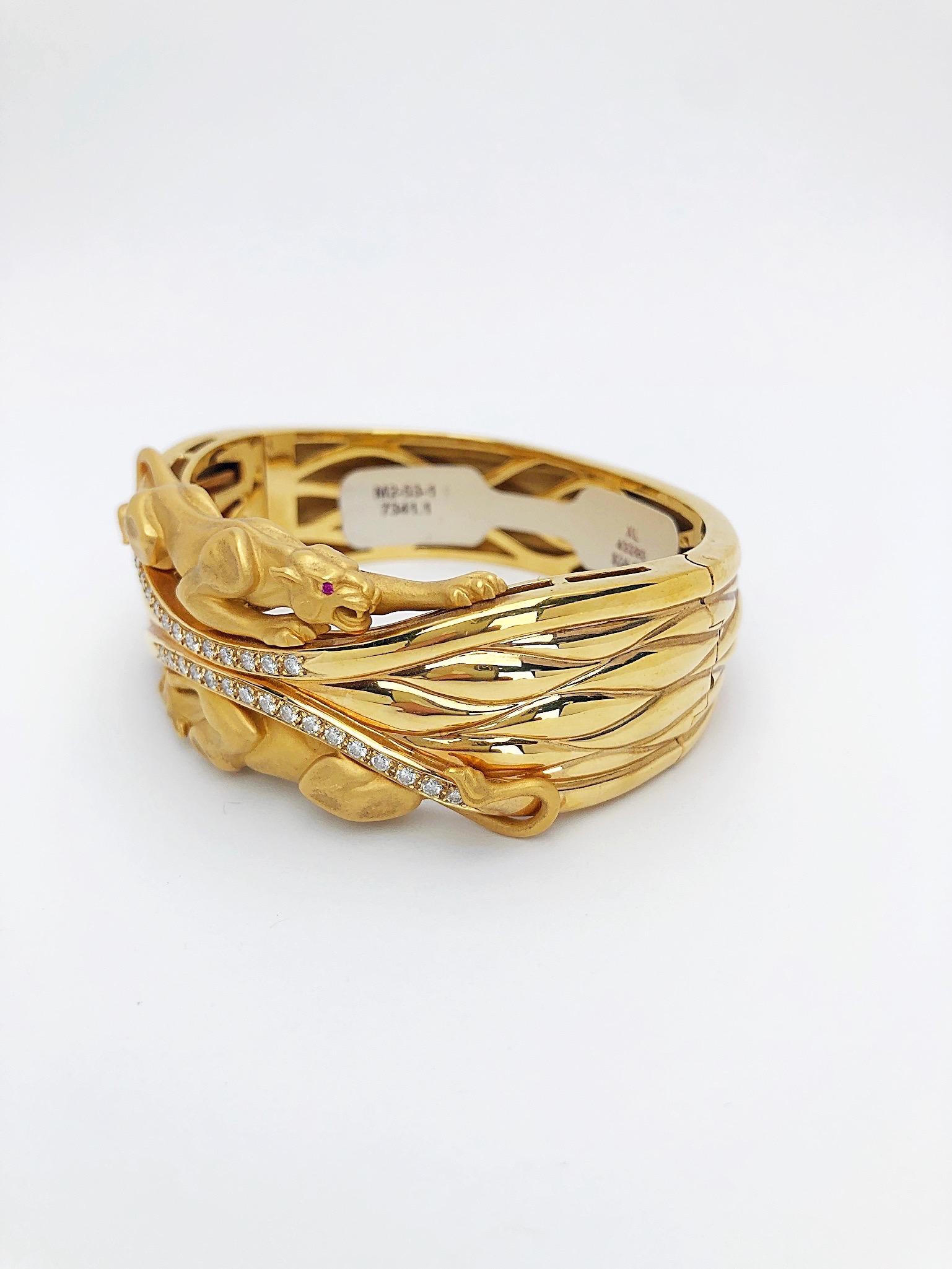 Taille ronde Carrera Y Carrera Bracelet manchette à deux panthères en or jaune 18 carats avec diamants en vente