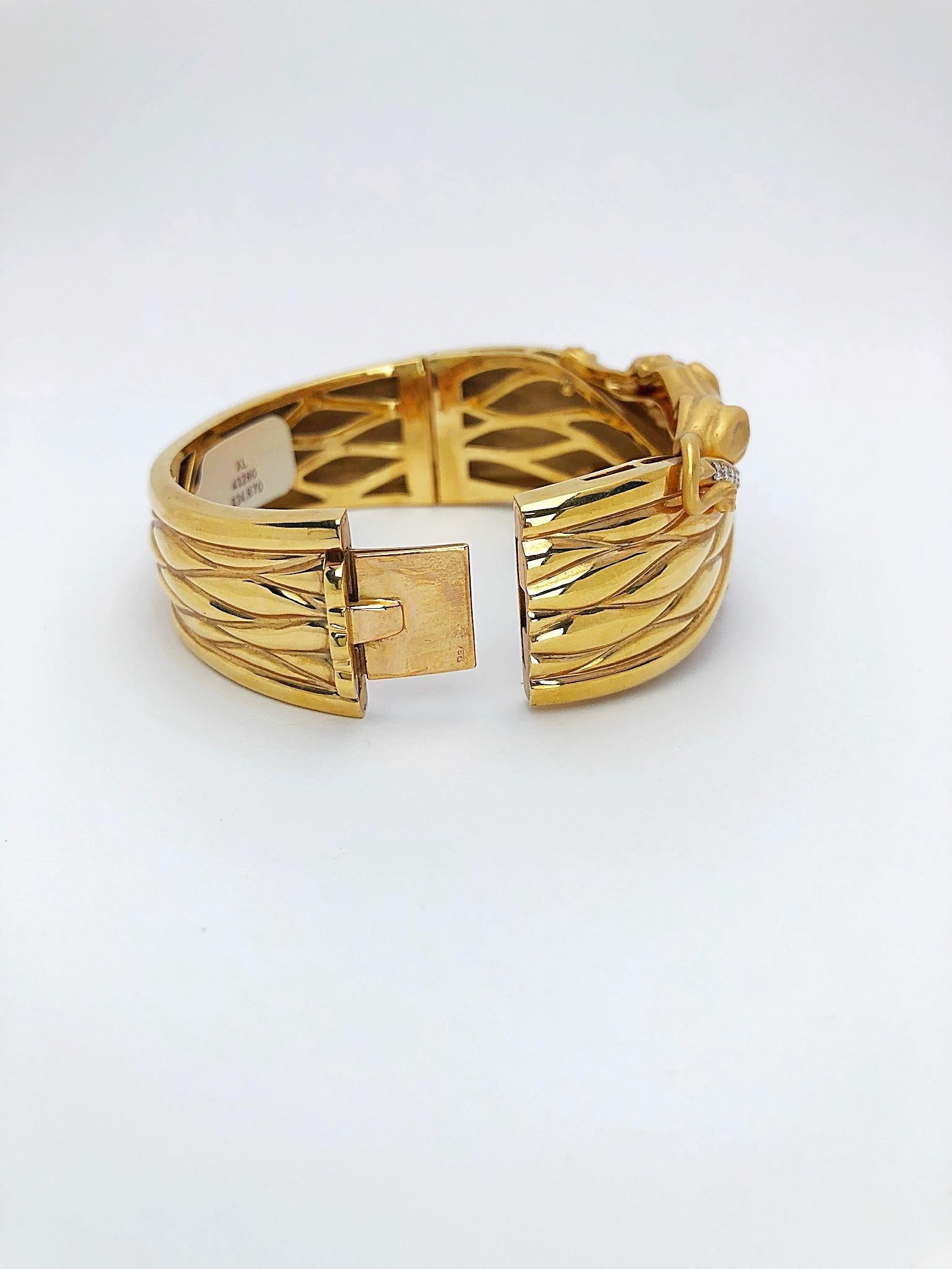 Modern Carrera Y Carrera 18 Karat Yellow Gold Twin Panther Cuff Bracelet with Diamonds For Sale