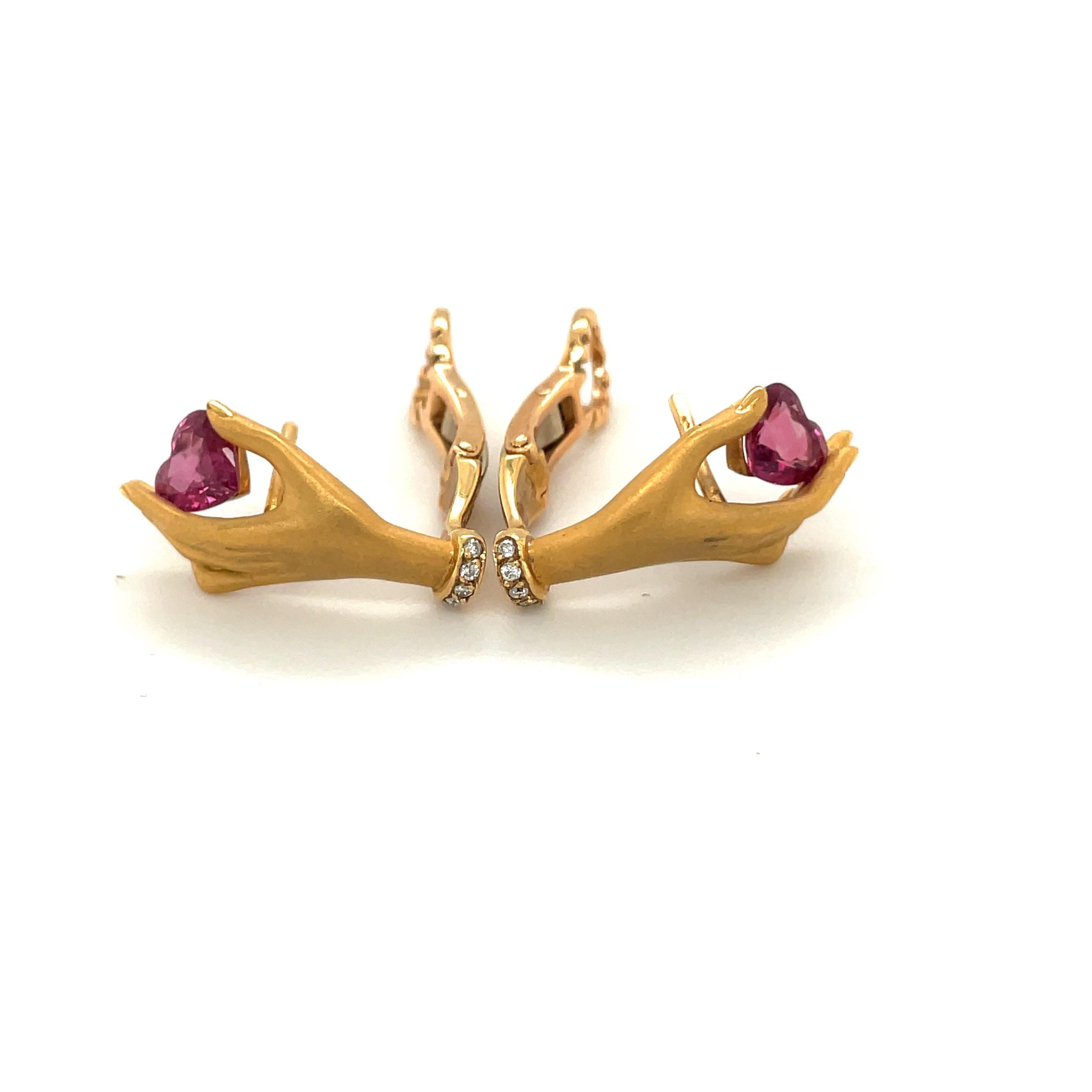 Carrera Y Carrera Boucles d'oreilles à main 18 KT YG en forme de cœur en rubis 1,40 carat et diamants 0,06 carat Neuf - En vente à New York, NY