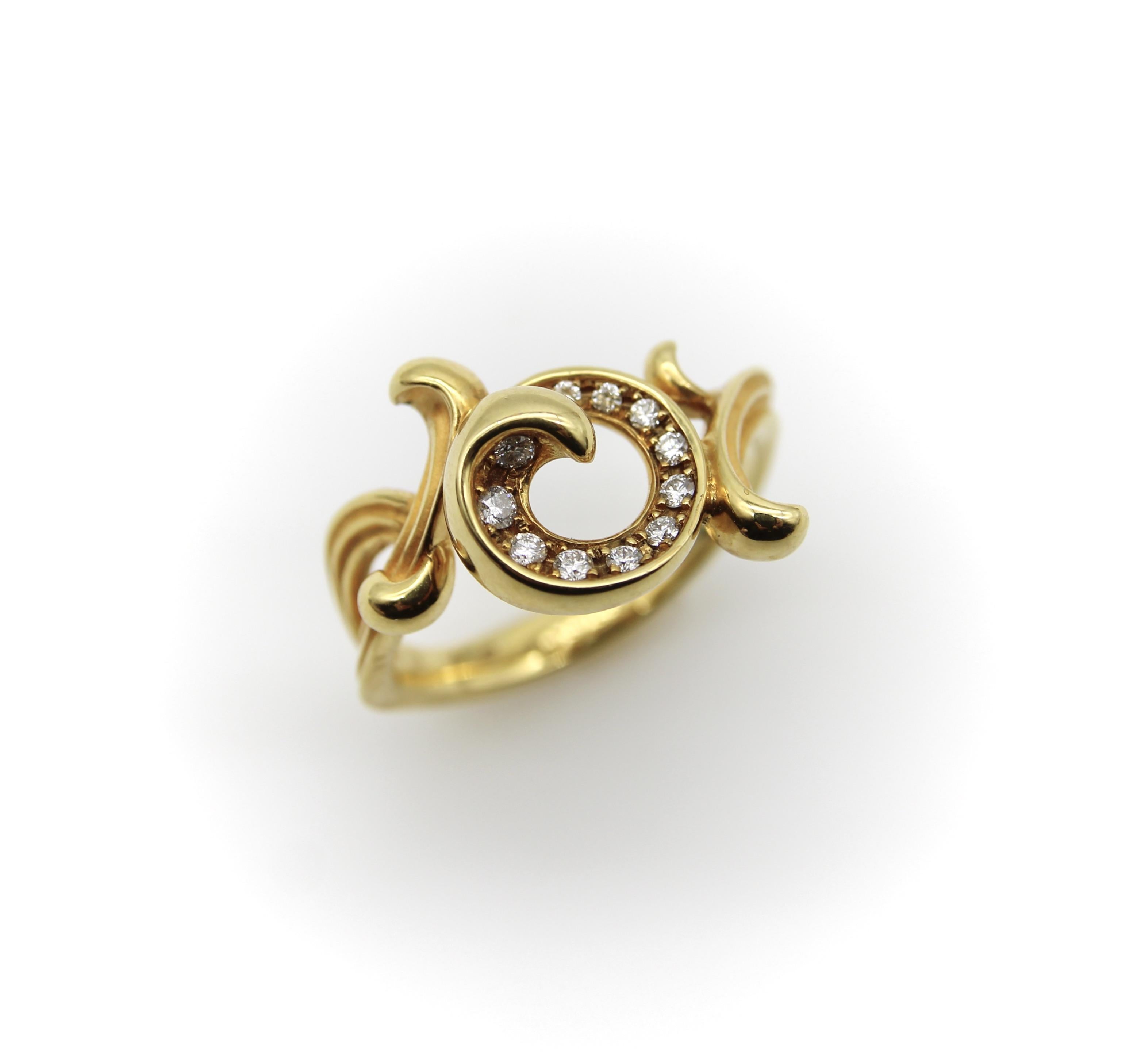 This brand new Carrera y Carrera ring features 11 diamonds in a lyrical 18k gold setting. The ring has a flowy motif akin to scrolling foliate, with wheat-like bars that cross over each other and undulate in an aesthetically pleasing form. The