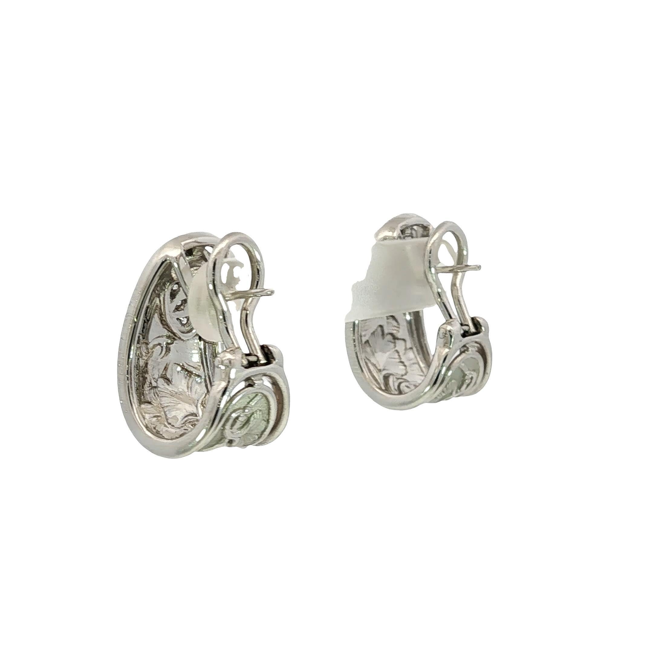 Women's Carrera y Carrera 18K Gold Diamond Earrings Floral Motif Clip On Closure For Sale