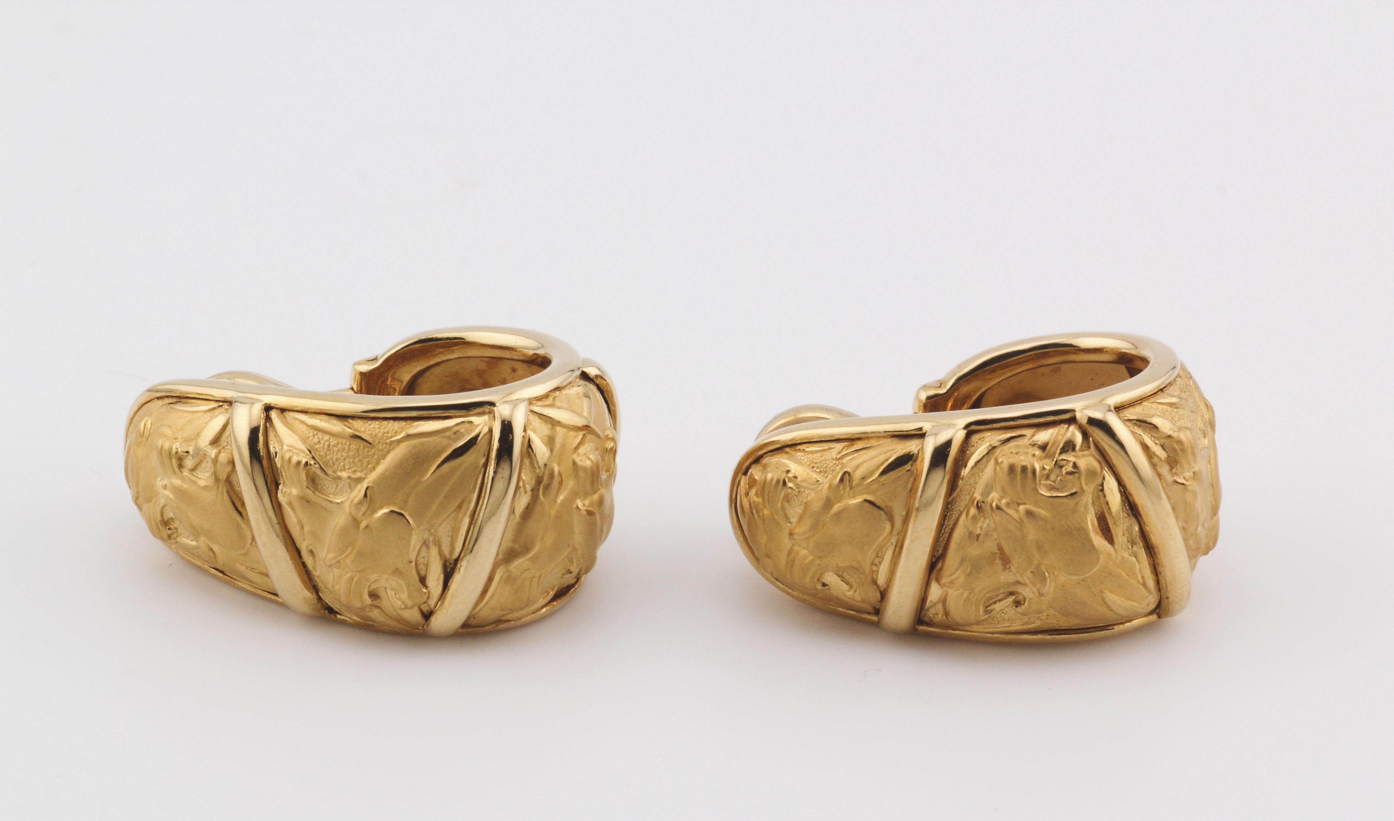 The Carrera Gold Hoop Earrings are a striking example of modern craftsmanship. Made from luxurious 18k gold, these earrings feature an intricate design with embossed panther motifs, adding a unique and artistic touch. The bold, sculptural form is