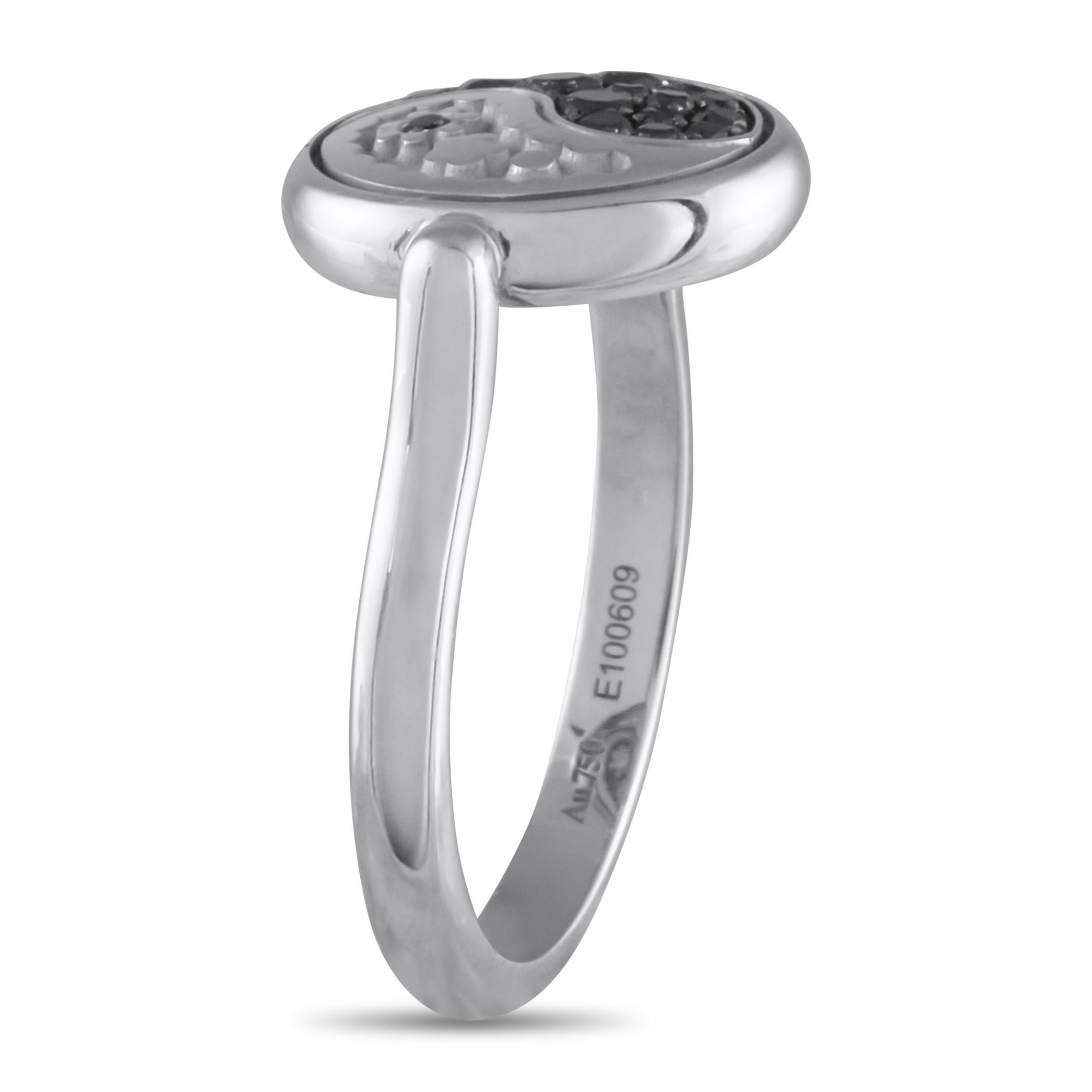 Das klassische Yin-Yang-Design erhält mit diesem eleganten Carrera Y Carrera Ring ein elegantes Upgrade. In der Mitte wird das spirituelle Symbol durch florale Motive und Diamanten mit einem Gesamtgewicht von 0,45 Karat zum Leben erweckt. Gefertigt