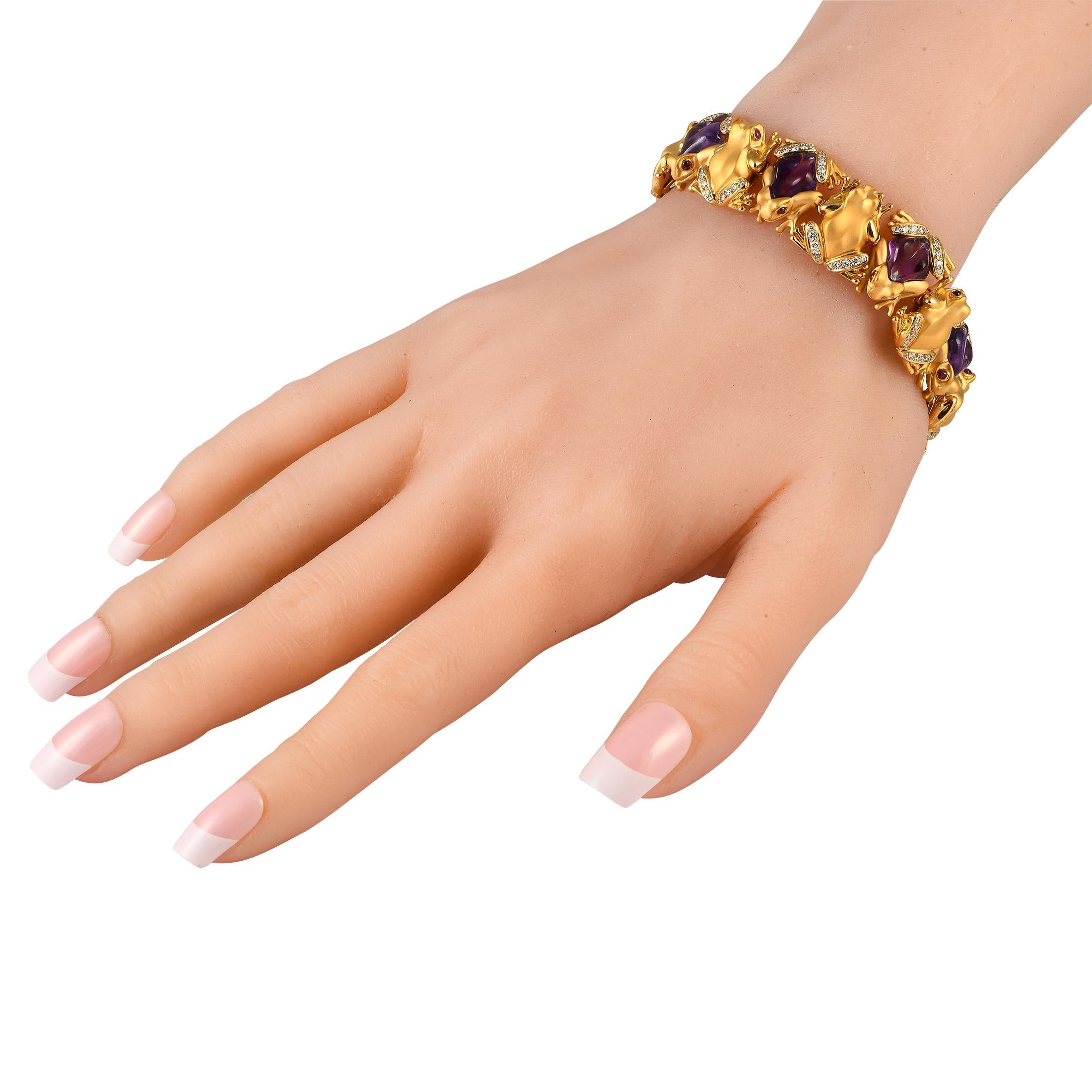 Une série de maillons en or jaune 18 carats en forme de grenouilles rend ce bracelet Carrera Y Carrera incroyablement charmant. Le design unique est encore plus remarquable grâce aux accents d'améthyste et aux diamants étincelants d'un poids total