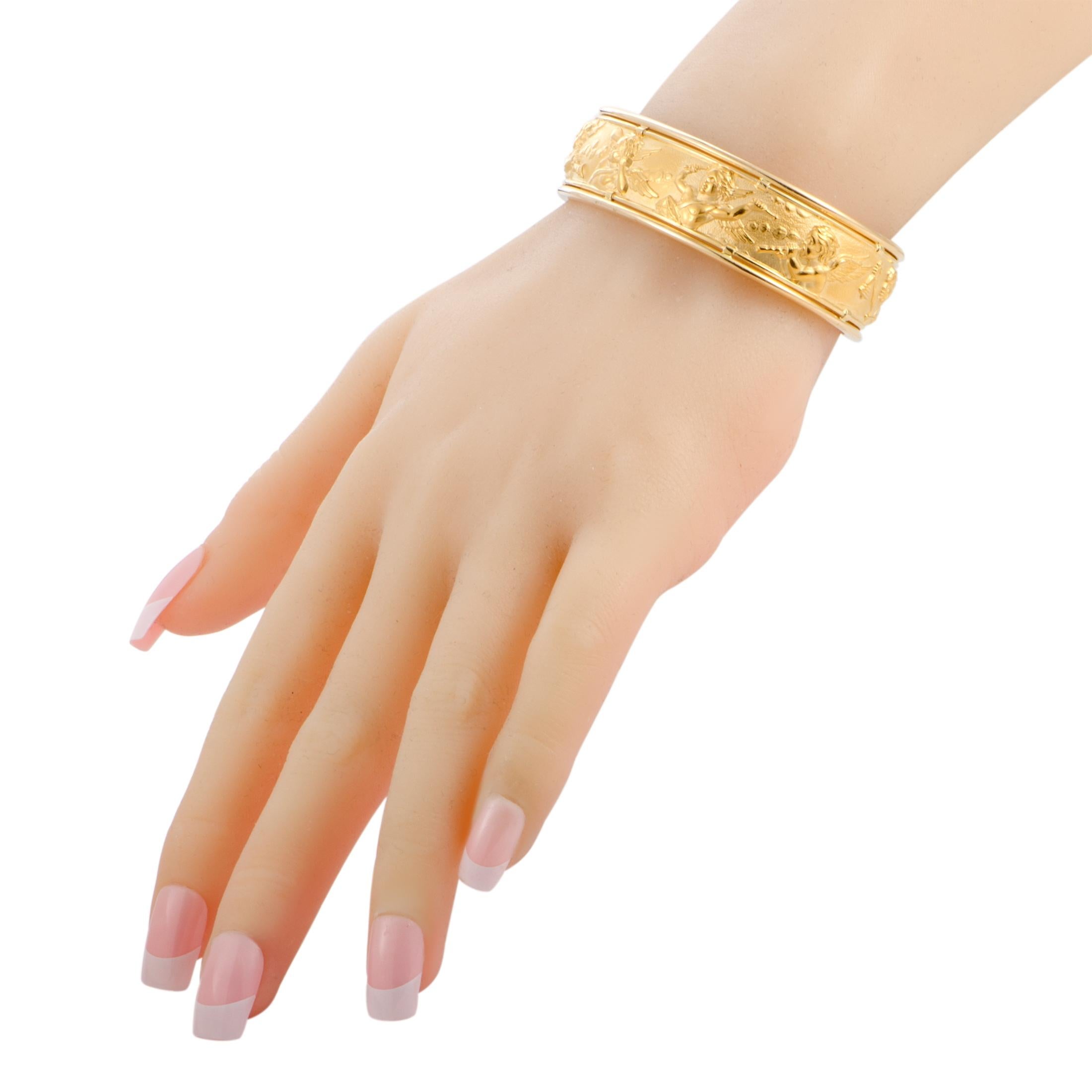 Antique allure and classic luxury are entwined in this marvelous Carrera y Carrera bracelet that boasts an exceptionally elegant  design splendidly accentuated by delightful angel motifs. The bracelet is beautifully crafted from 18K yellow gold and