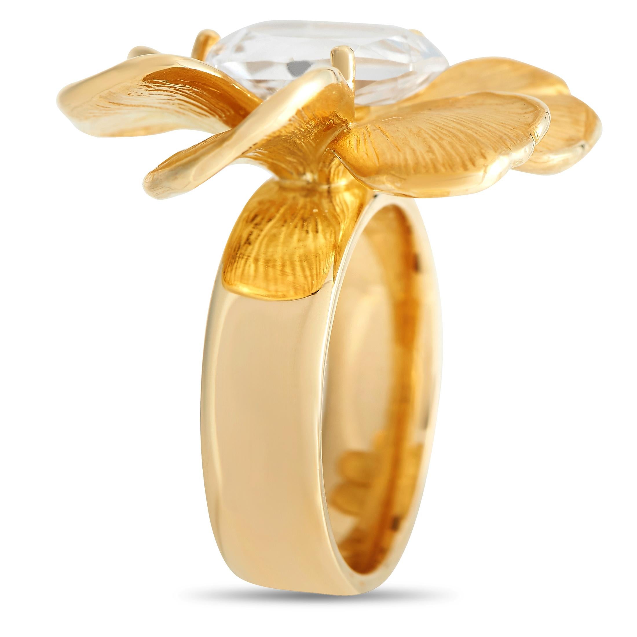 Plucked from the Gardenias Collection of Carrera y Carrrera is this 18K yellow gold ring oozing with sculptural glamour. The 5mm thick band in polished finish is topped with a floral centerpiece made up of six textured petals with polished edges.