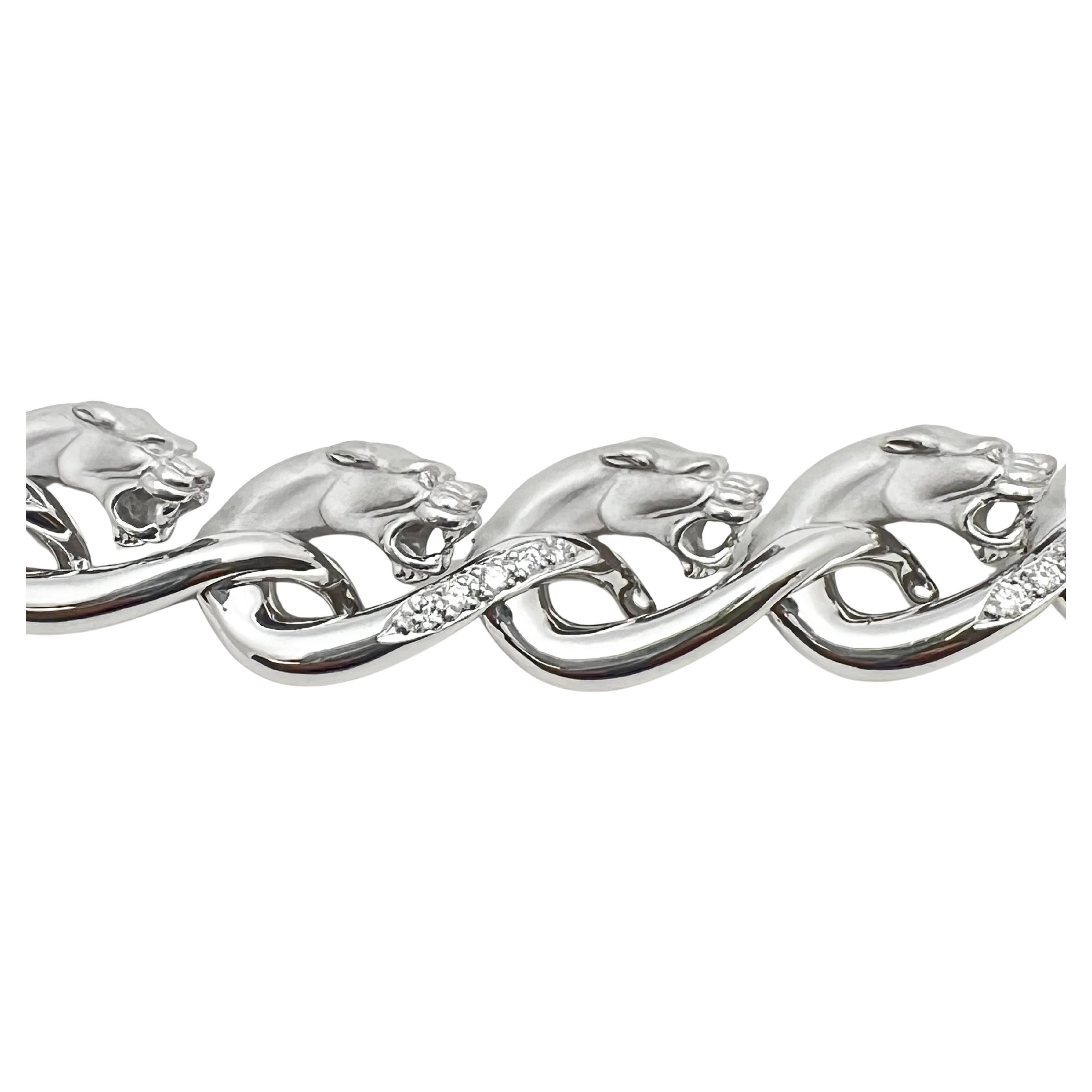 Halskette im Panther-Design von Carrera Y Carrera aus 18 Karat Gelbgold mit Diamanten.  Messen 18 Zoll in der Länge mit dreiunddreißig Panther in einem kontinuierlichen Muster rund um den Hals.  Neun Panther auf der Vorderseite sind mit 45 Diamanten