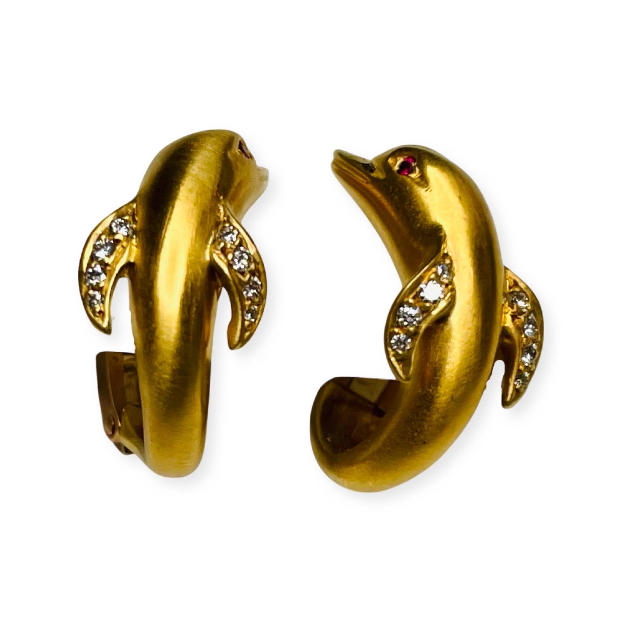 Carrera y Carrera 18K Gelbgold Diamant & Rubin Delphin Ohrringe. Die Ohrringe messen 17,5 mm x 9,3 mm. Auf jedem Delphin befinden sich 8 runde Brillanten im Vollschliff, 4 auf jeder Flosse. Insgesamt gibt es 16 Diamanten mit einem Gesamtgewicht von