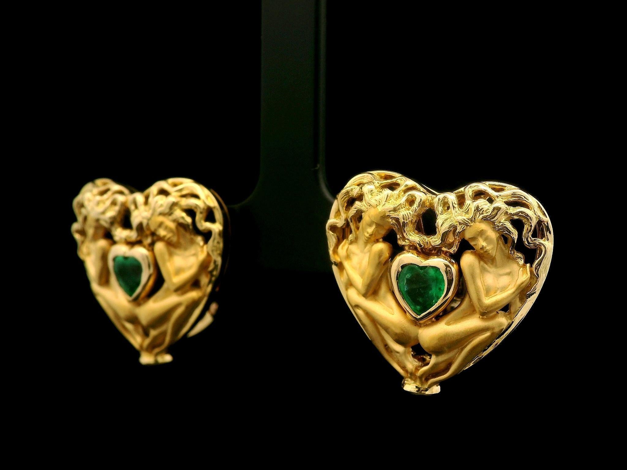 Taglio brillante Carrera Y Carrera 18k Yellow Gold Emerald & Ruby Dual Finish Heart Earrings in vendita