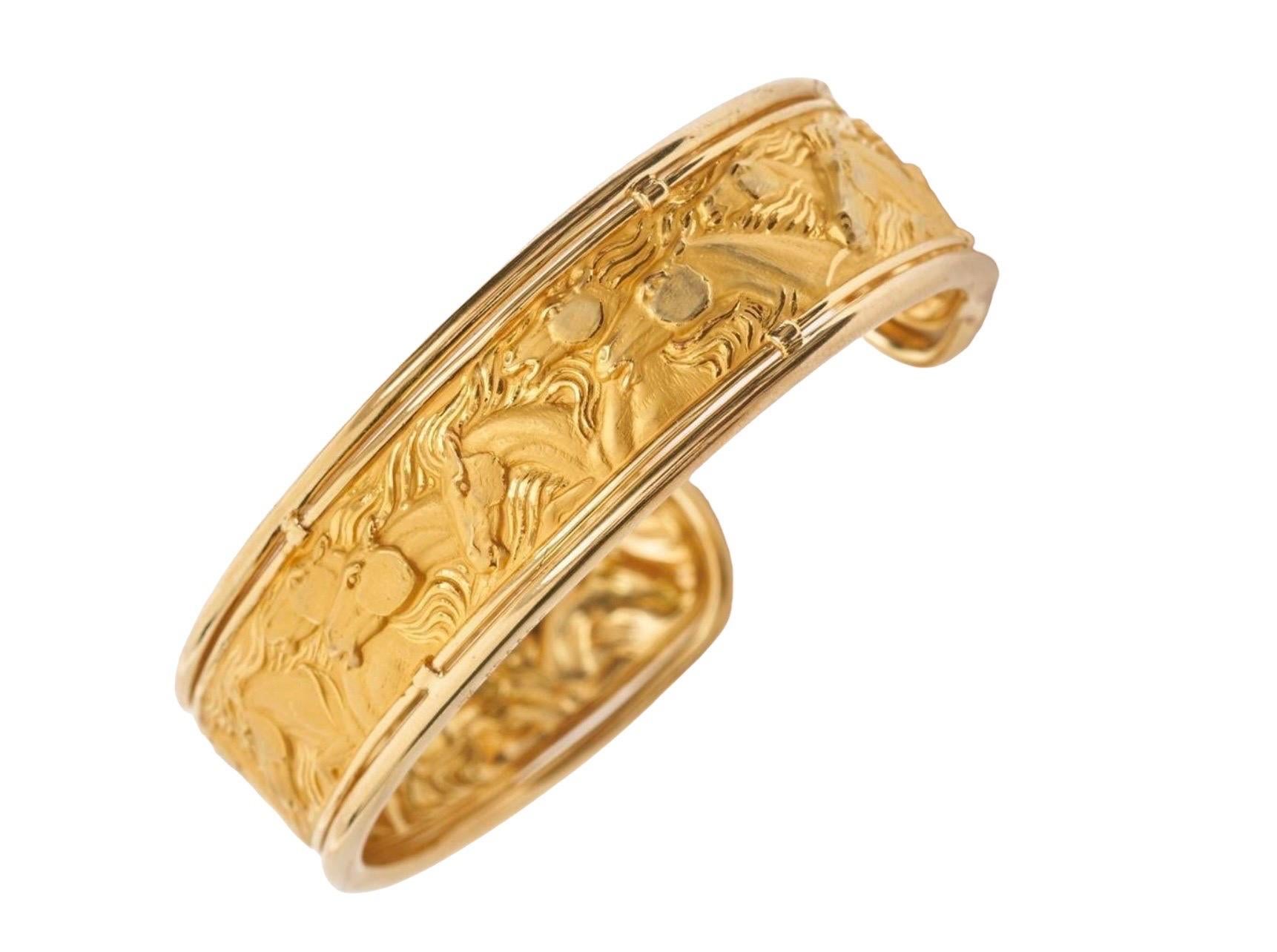 A sculptural and poetic 18k yellow gold equestrian themed cuff bracelet by Carrera y Carrera, Spain, circa 2000.
The narrow cuff bracelet with a central motif of a herd of running horses, manes streaming behind them. The horses wonderfully expressed