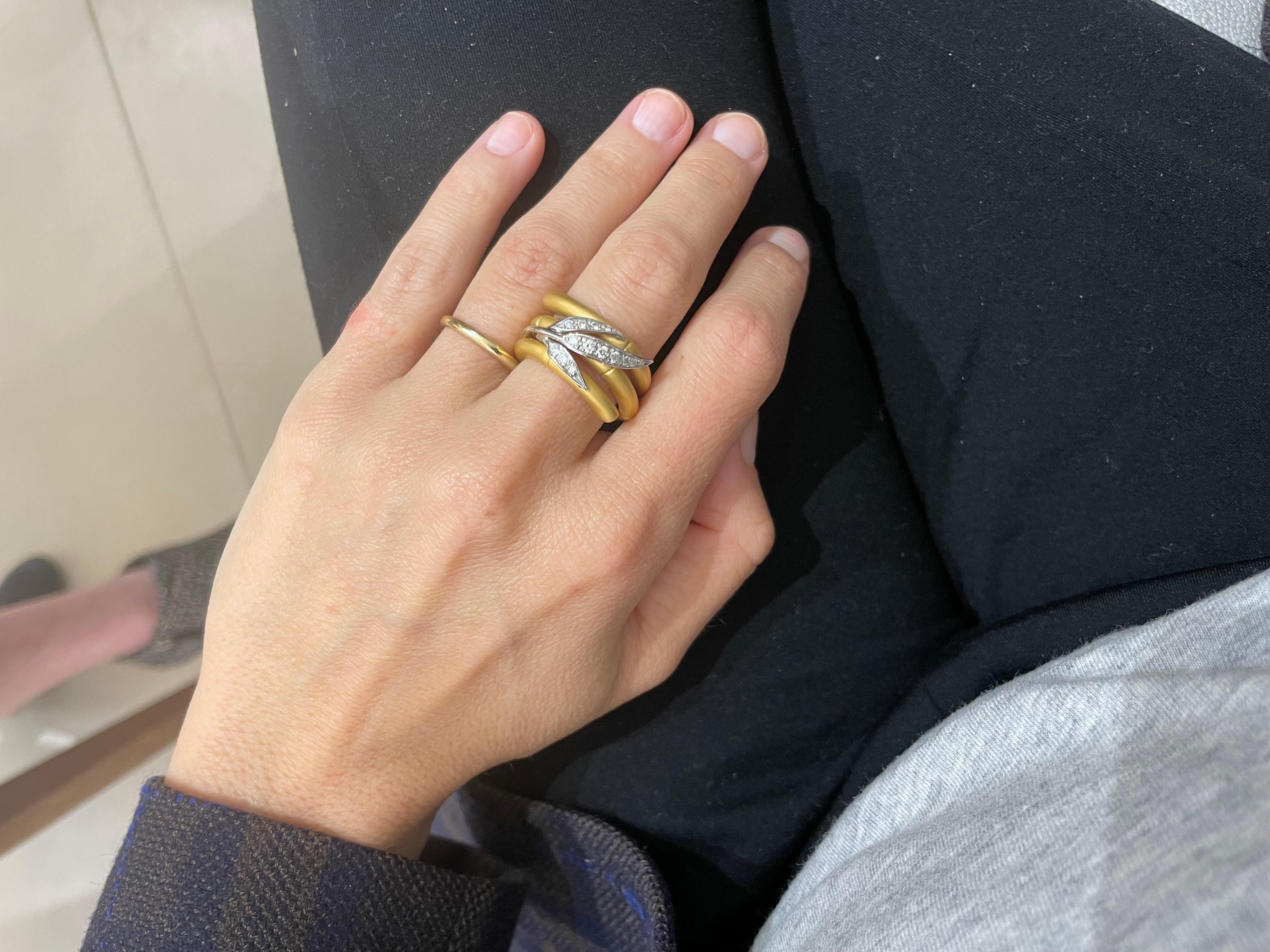 Carrera Y Carrera has built its its famous name on figurative designs, an obsession with surface finishes, and a compelling way of seeing beauty in art and nature.
This ring is designed in an 18 karat yellow gold sandblasted finish. Three 18 karat