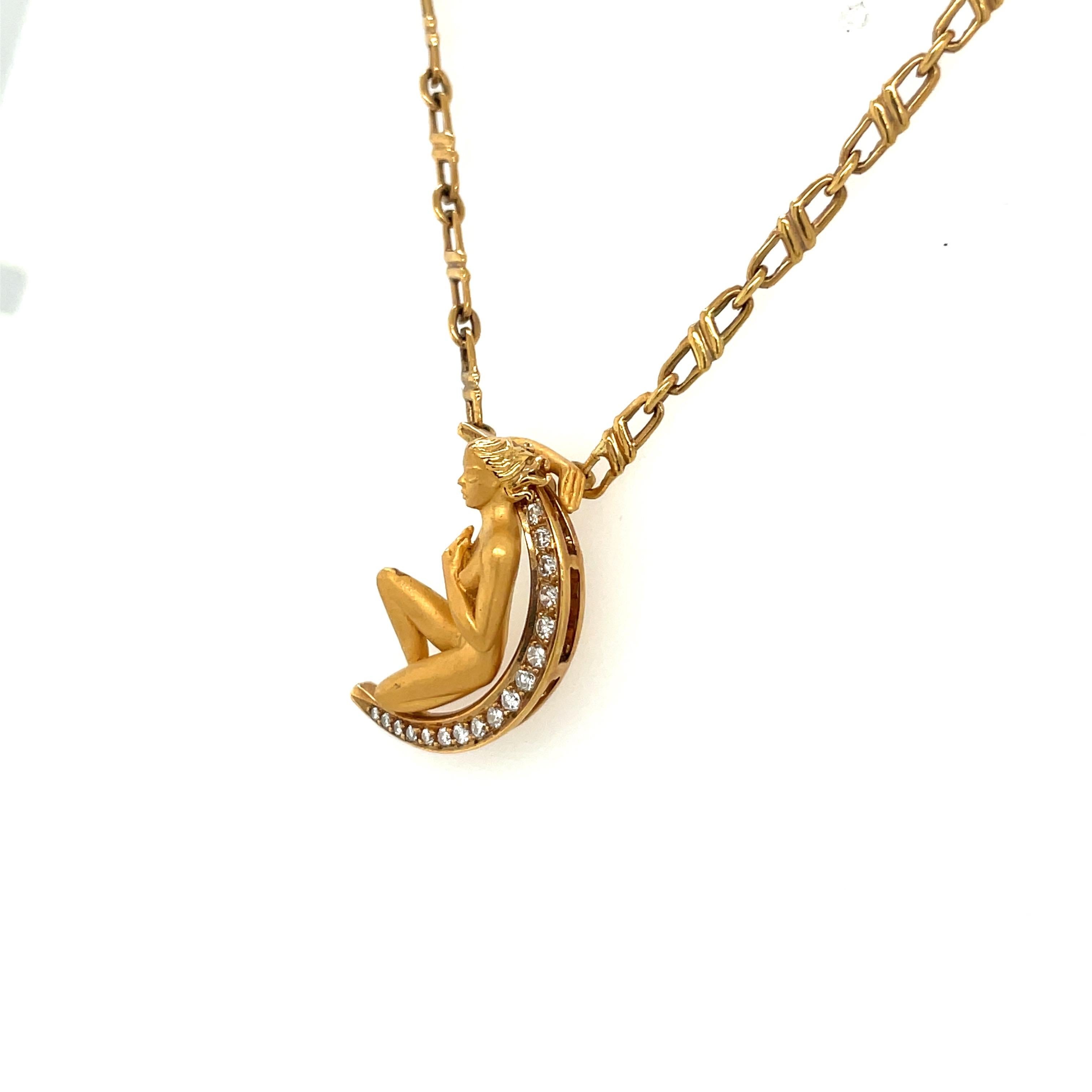 Carrera Y Carrera has built its its famous name on figurative designs, an obsession with surface finishes, and a compelling way of seeing beauty in art and nature.
This 18 karat yellow gold pendant is the perfect example of Carrera's iconic work. A