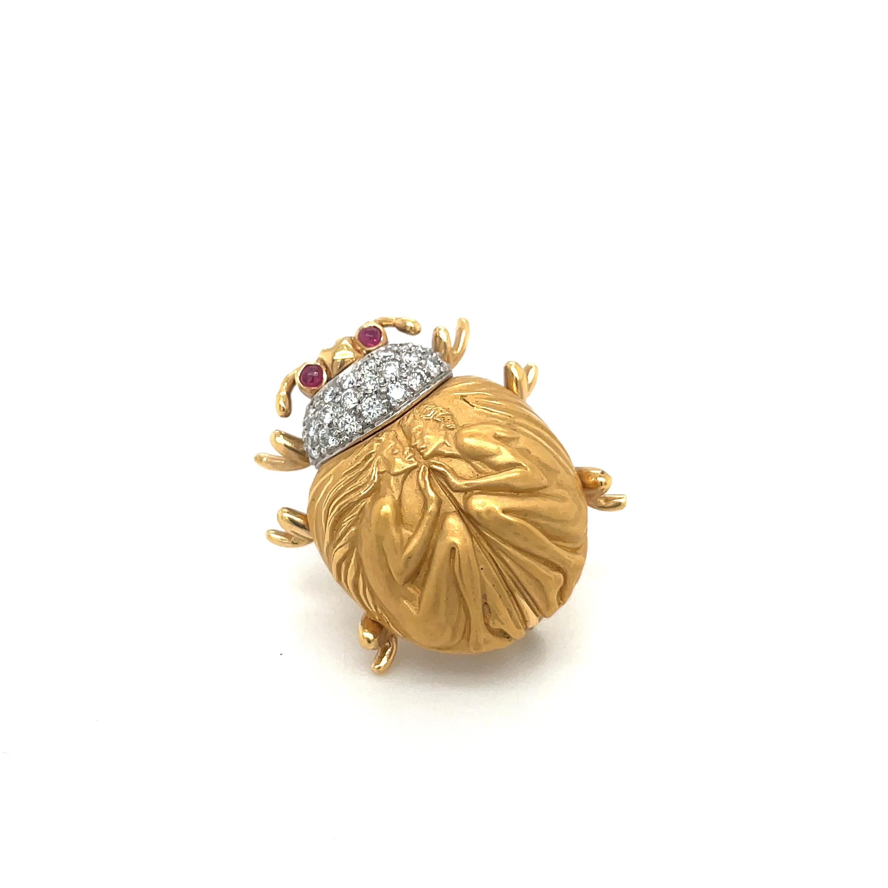 Carrera Y Carrera has built its its famous name on figurative designs, an obsession with surface finishes, and a compelling way of seeing beauty in art and nature.
This 18 karat yellow gold brooch is the perfect example of Carrera's iconic work. An