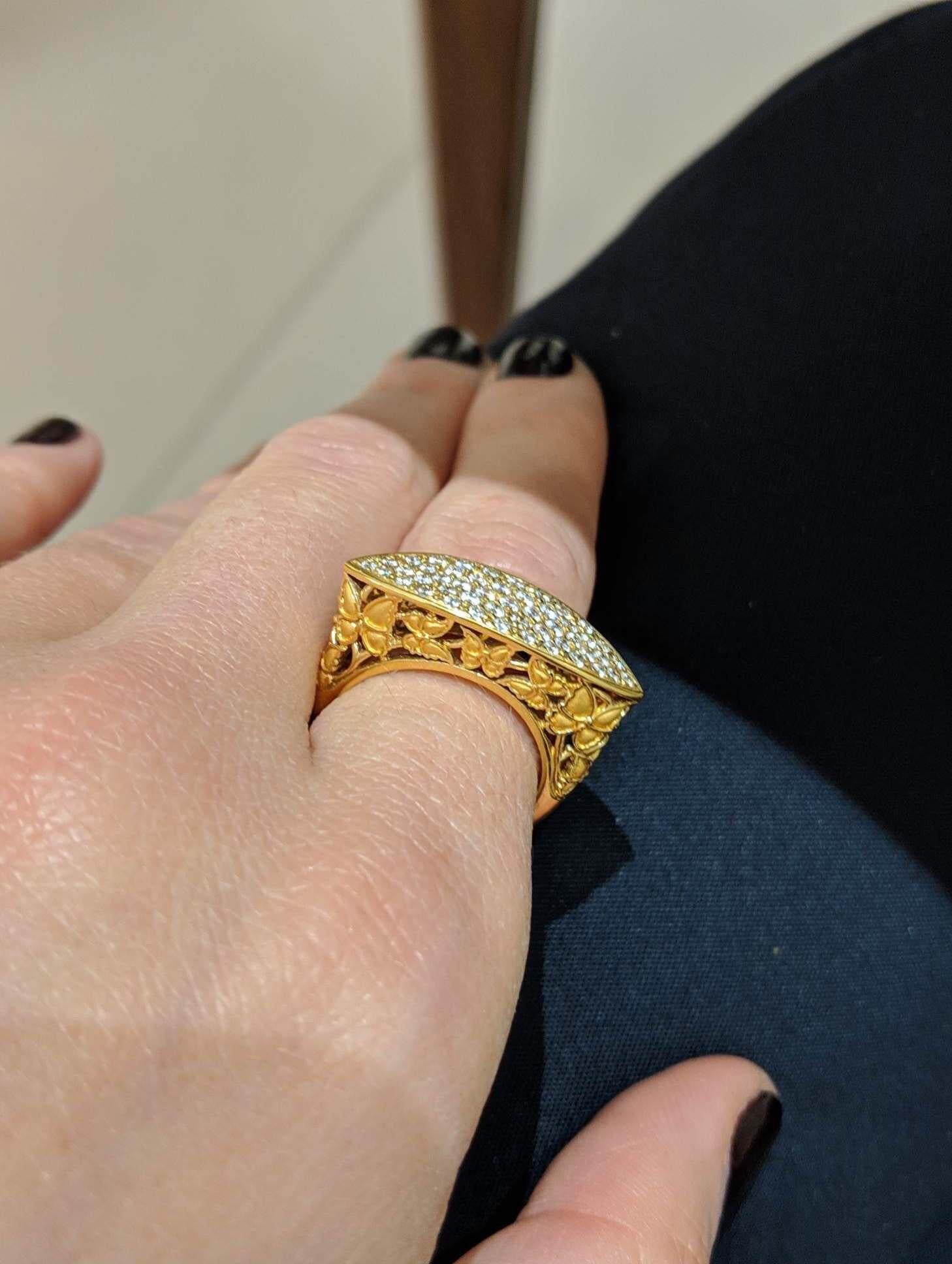 Carrera Y Carrera has built its its famous name on figurative designs, an obsession with surface finishes, and a compelling way of seeing beauty in art and nature. This 18 karat yellow gold ring is a perfect example of Carrera's iconic designs. The
