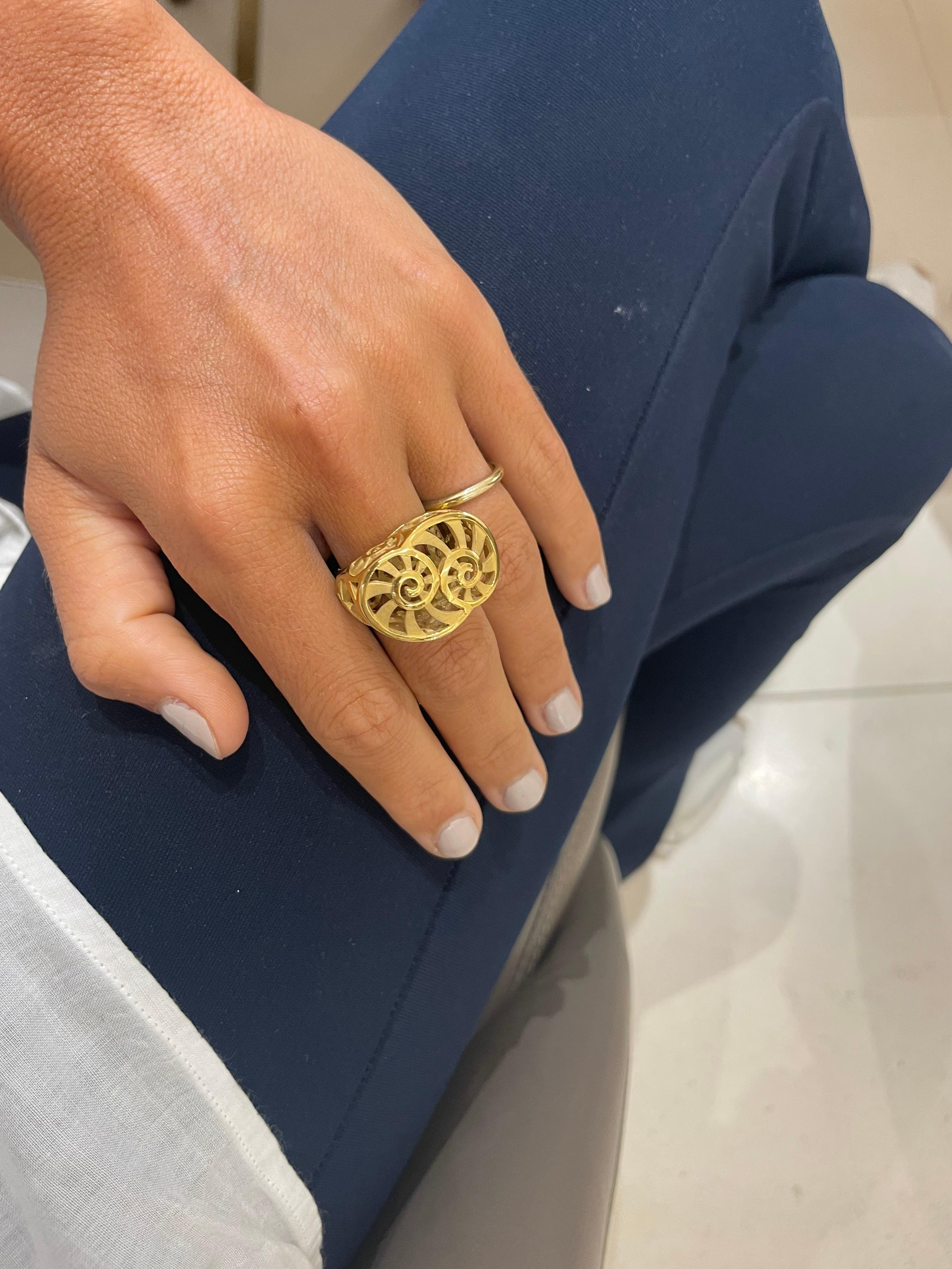 Carrera Y Carrera has built its famous name on figurative designs, an obsession with surface finishes, and a compelling way of seeing beauty in art and nature. This 18 karat yellow gold ring is a perfect example of Carrera's iconic designs. 
From