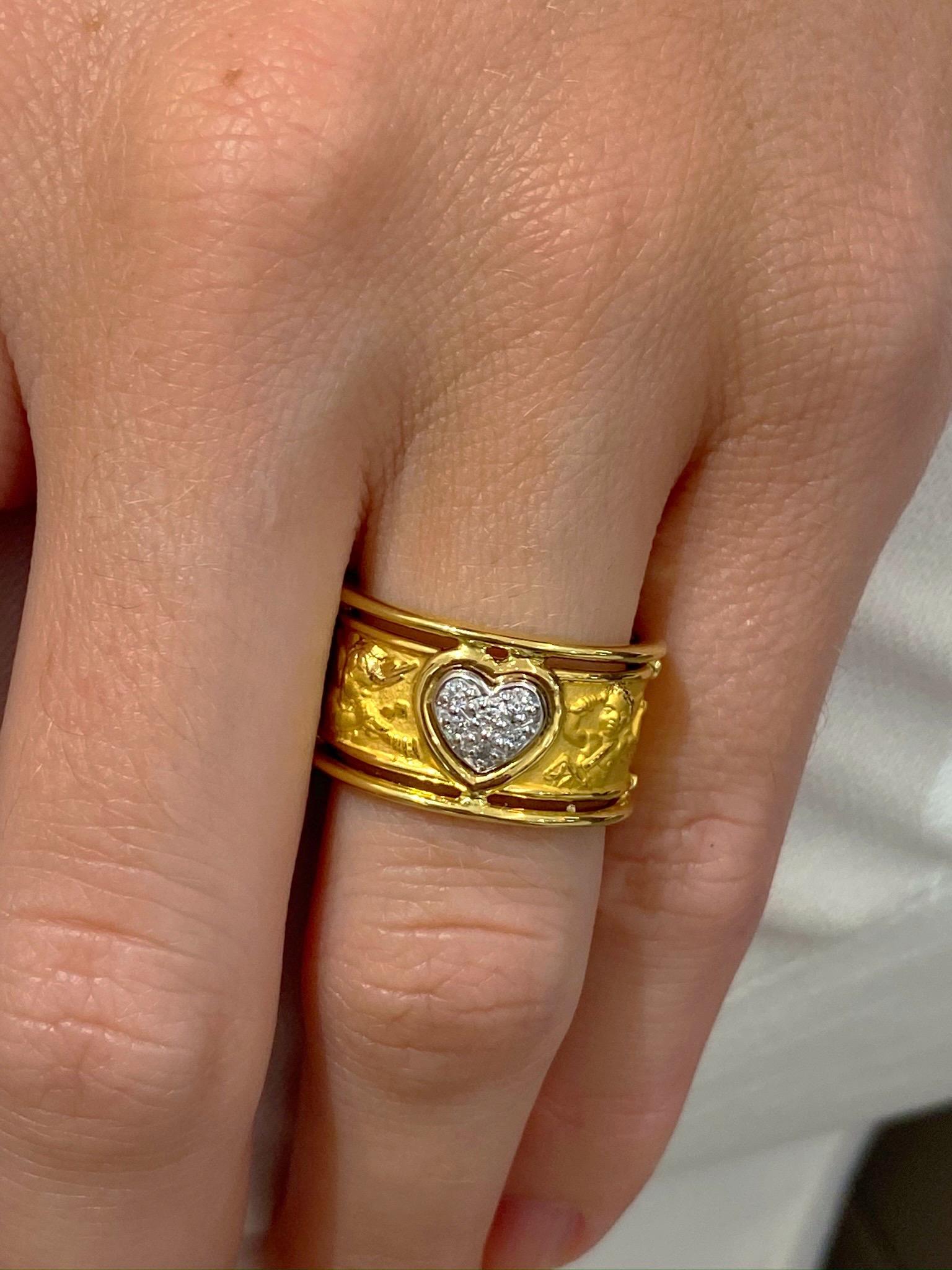 Carrera Y Carrera has built its famous name on figurative designs, an obsession with surface finishes, and a compelling way of seeing beauty in art and nature. This 18 karat yellow gold ring is a perfect example of Carrera's iconic designs. The band