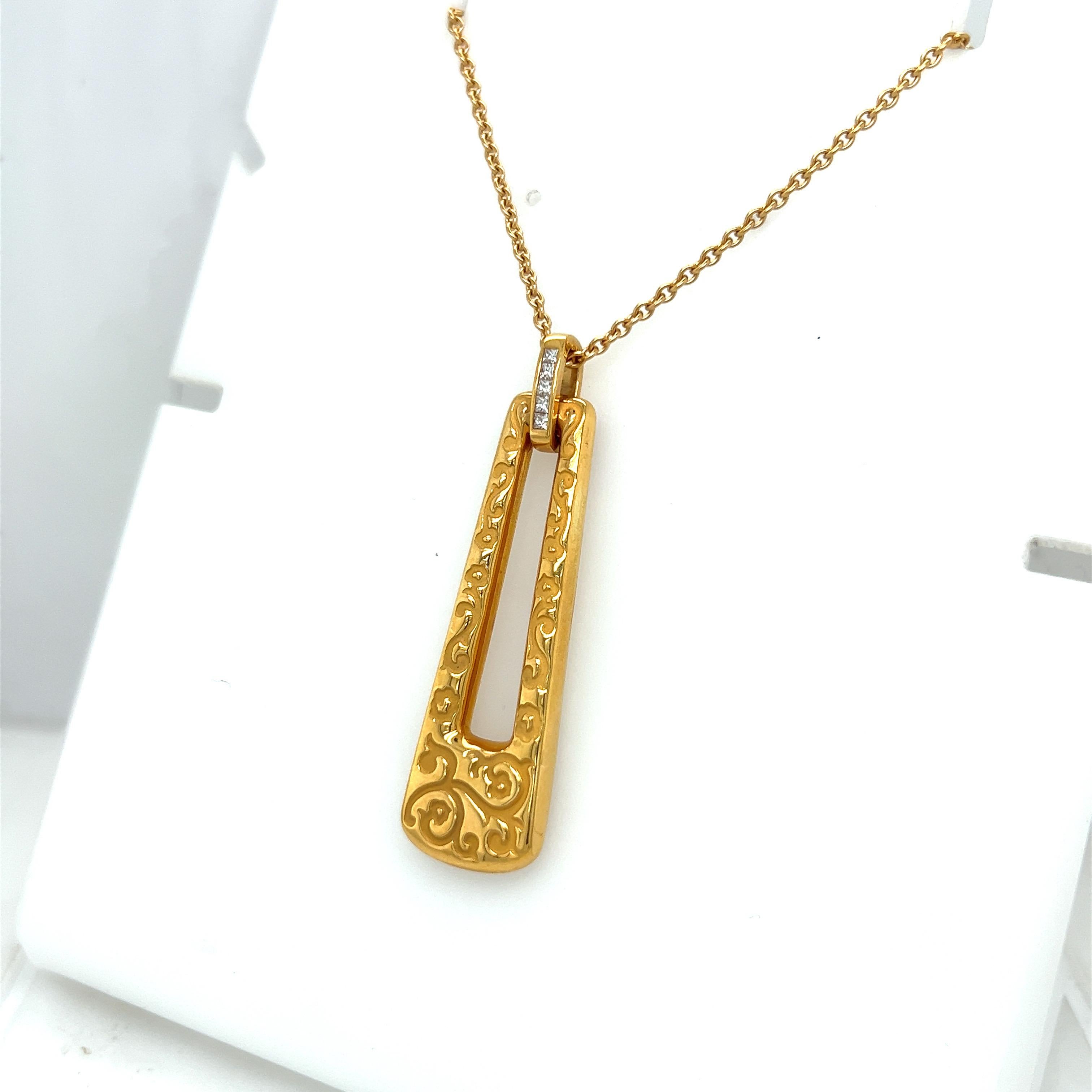Carrera Y Carrera a bâti son nom célèbre sur des dessins figuratifs, une obsession pour les finitions de surface et une manière irrésistible de voir la beauté dans l'art et la nature.
Ce pendentif en or jaune 18 carats est l'exemple parfait du